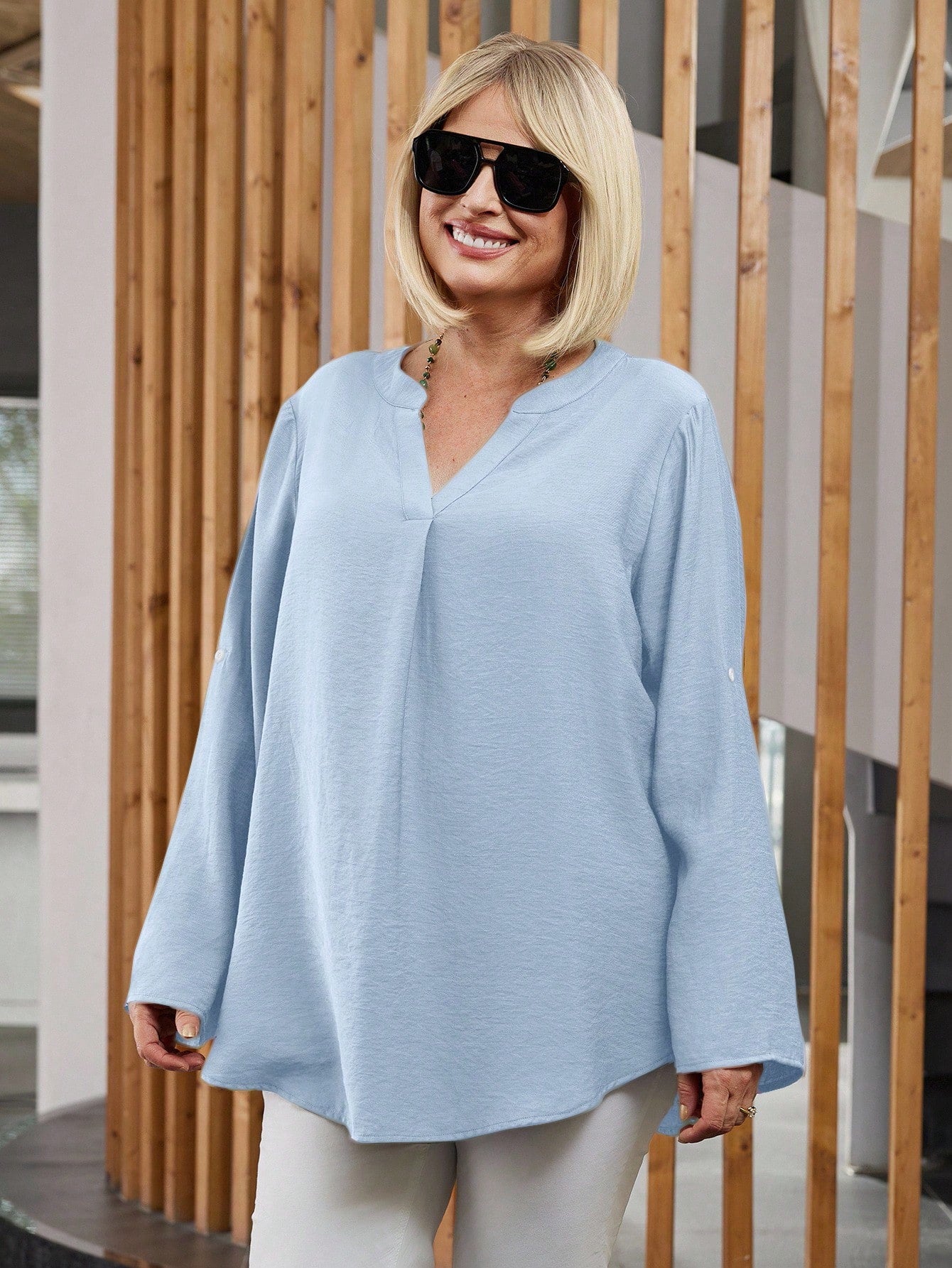 Camisa Feminina com Manga Enrolada. Plus Size - Lilian