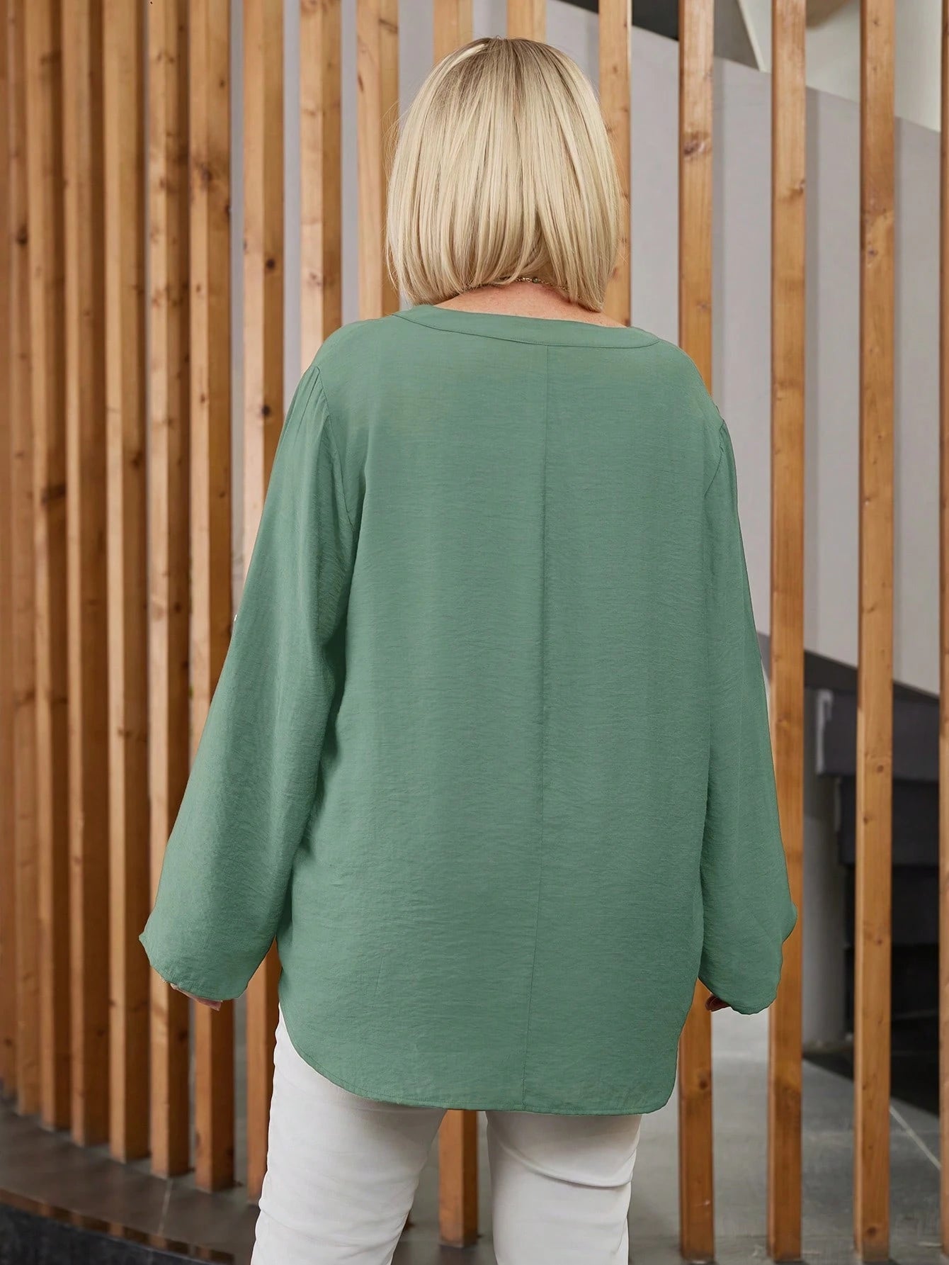 Camisa Feminina com Manga Enrolada. Plus Size - Lilian