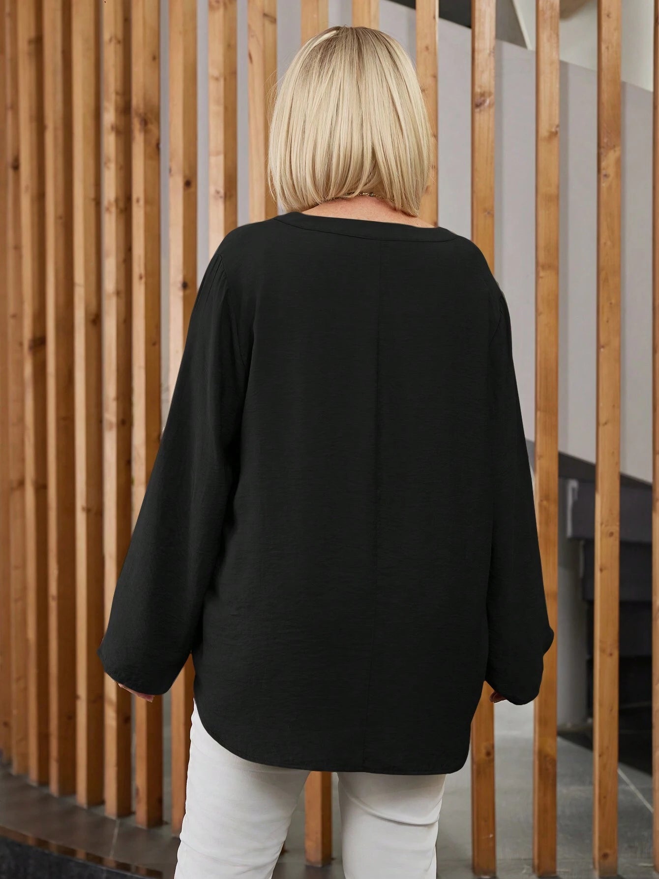 Camisa Feminina com Manga Enrolada. Plus Size - Lilian