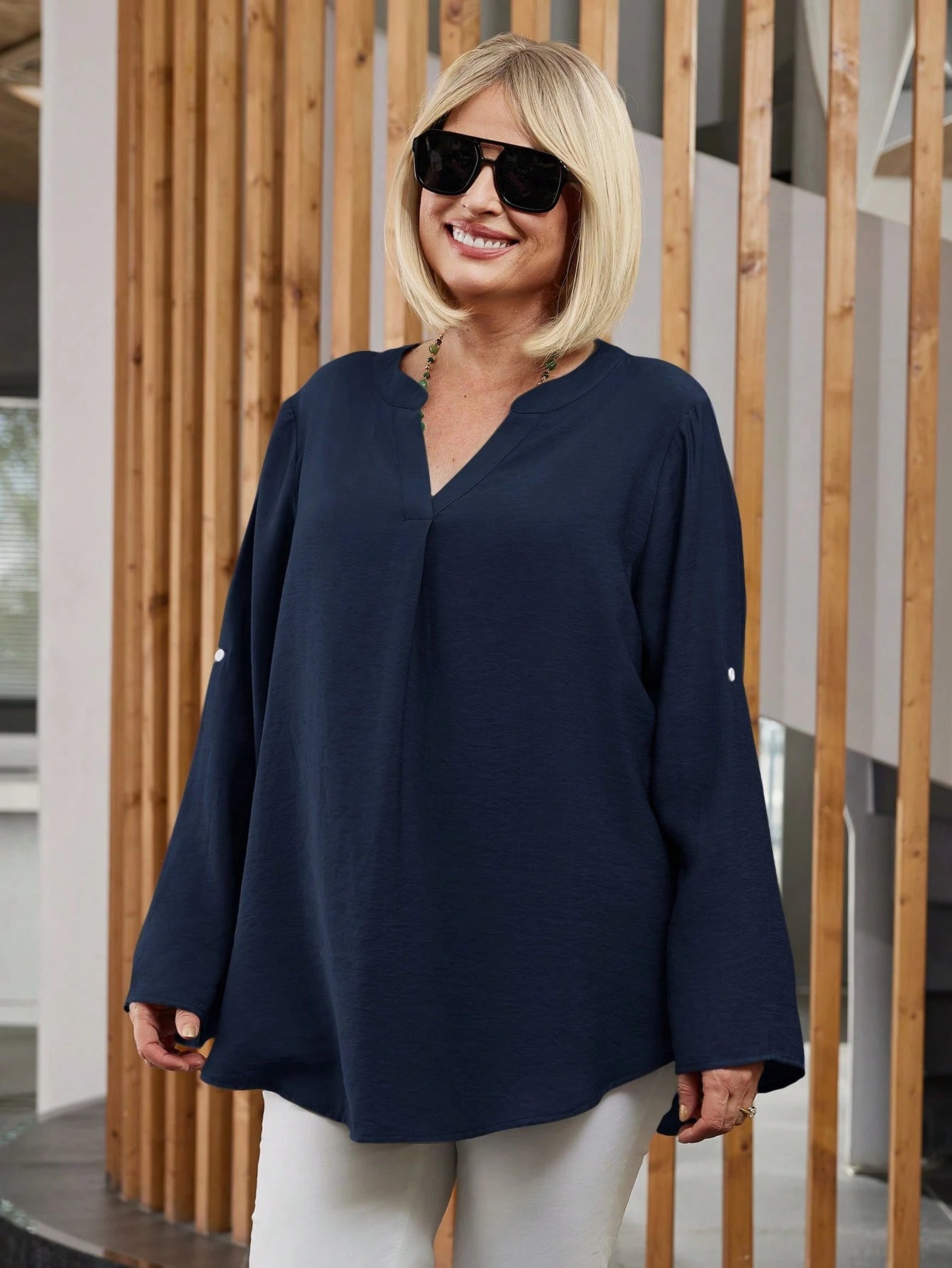 Camisa Feminina com Manga Enrolada. Plus Size - Lilian