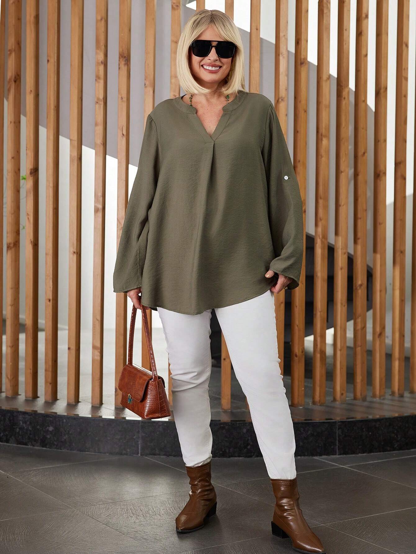 Camisa Feminina com Manga Enrolada. Plus Size - Lilian