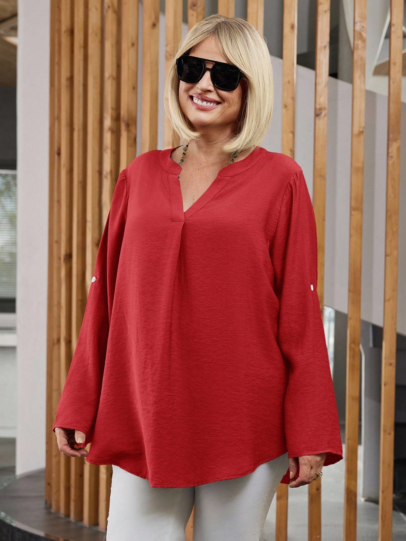 Camisa Feminina com Manga Enrolada. Plus Size - Lilian