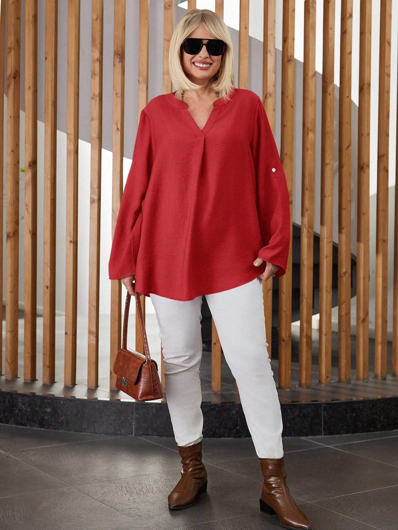 Camisa Feminina com Manga Enrolada. Plus Size - Lilian