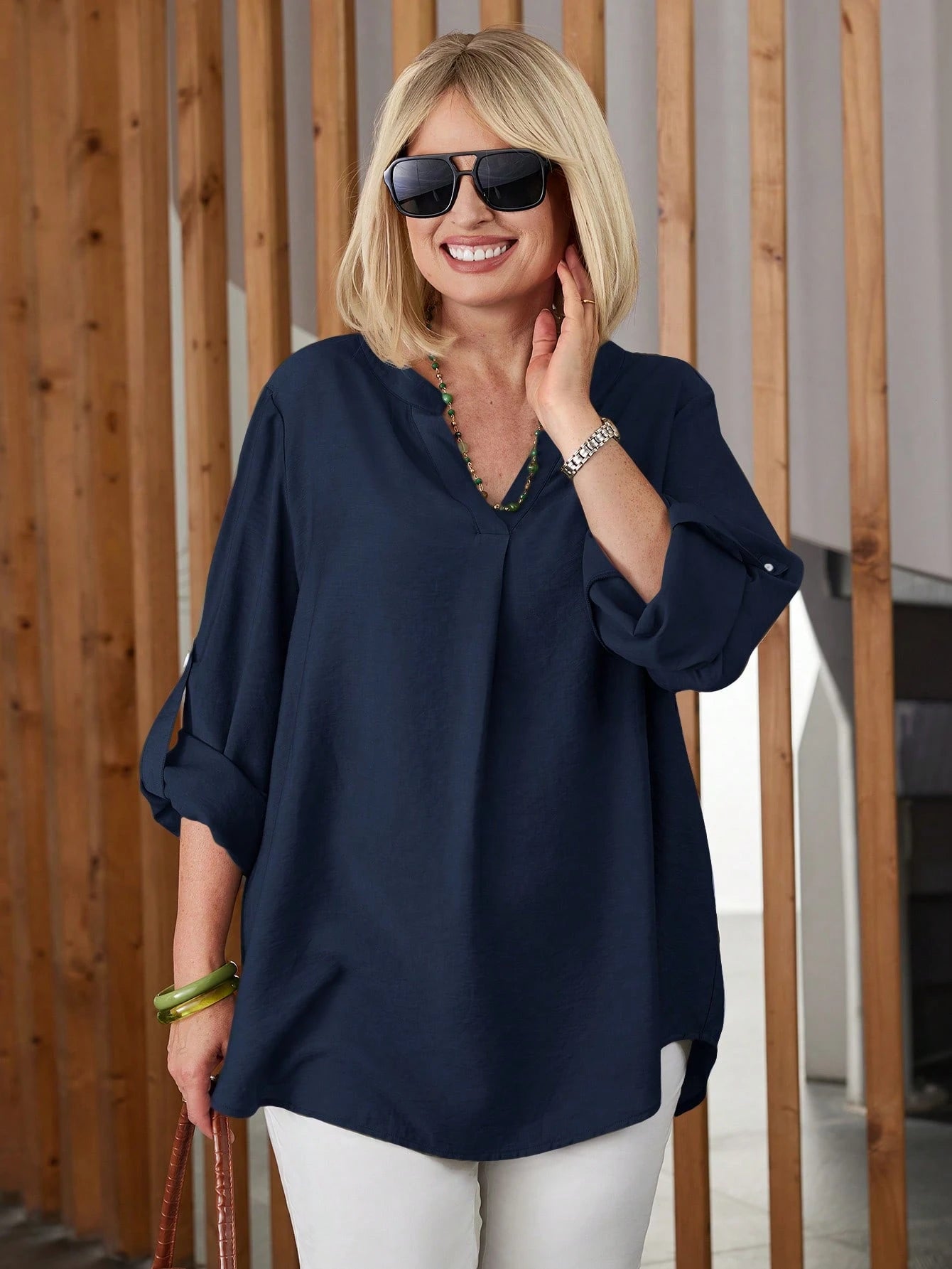 Camisa Feminina com Manga Enrolada. Plus Size - Lilian