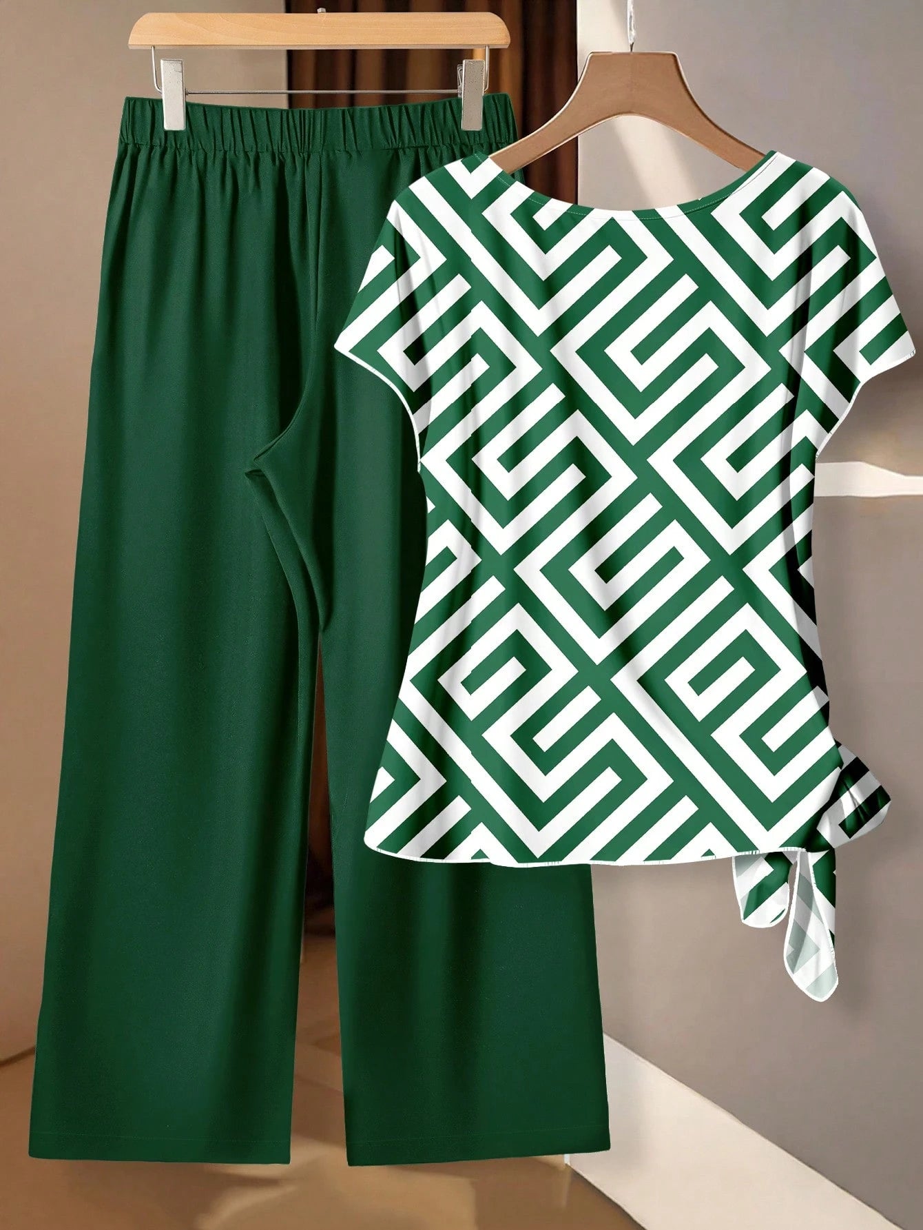 Conjunto Feminino de 2 peças com Camisa Listrada e Calça. Plus Size - Louisa