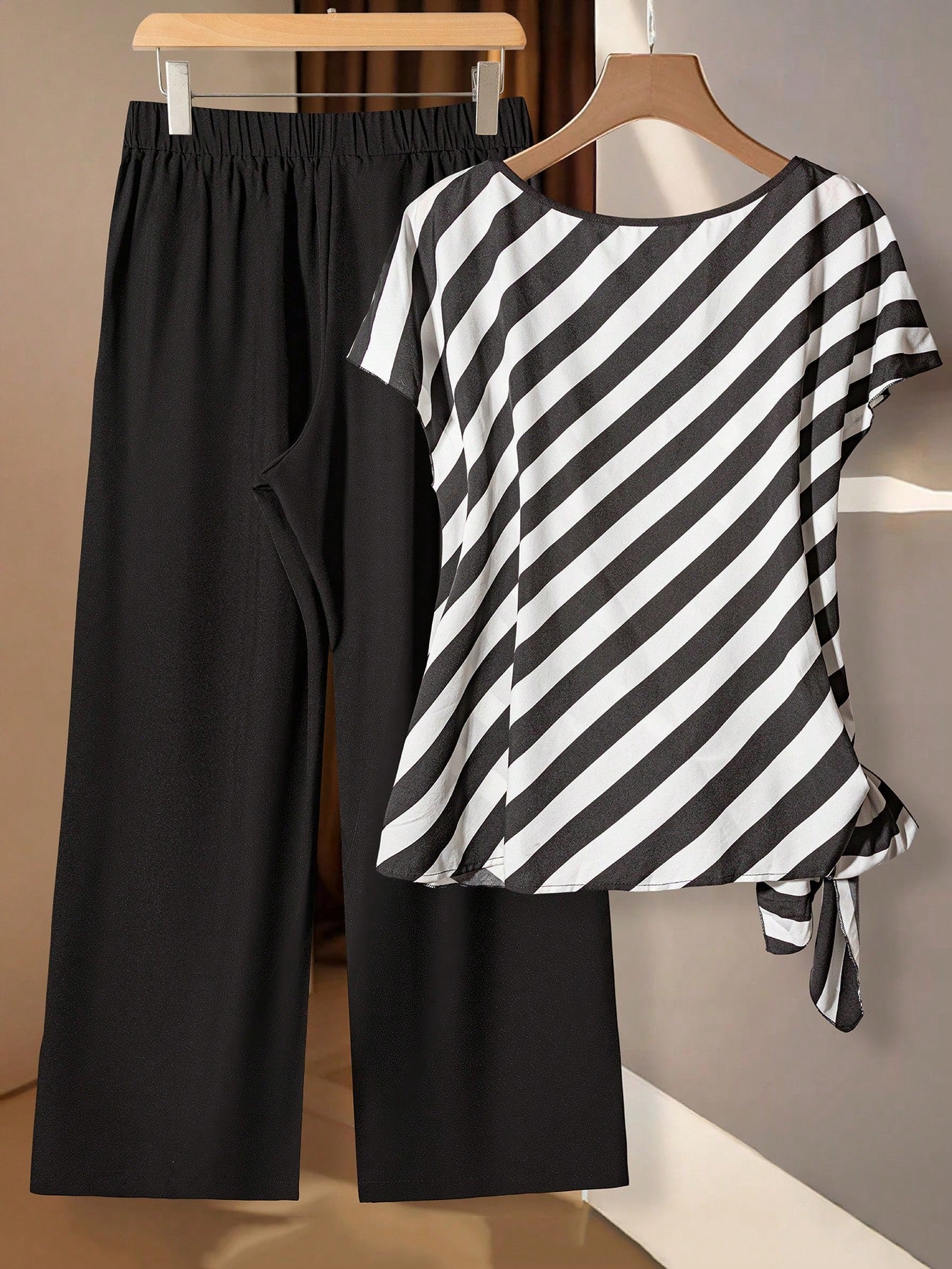 Conjunto Feminino de 2 peças com Camisa Listrada e Calça. Plus Size - Louisa