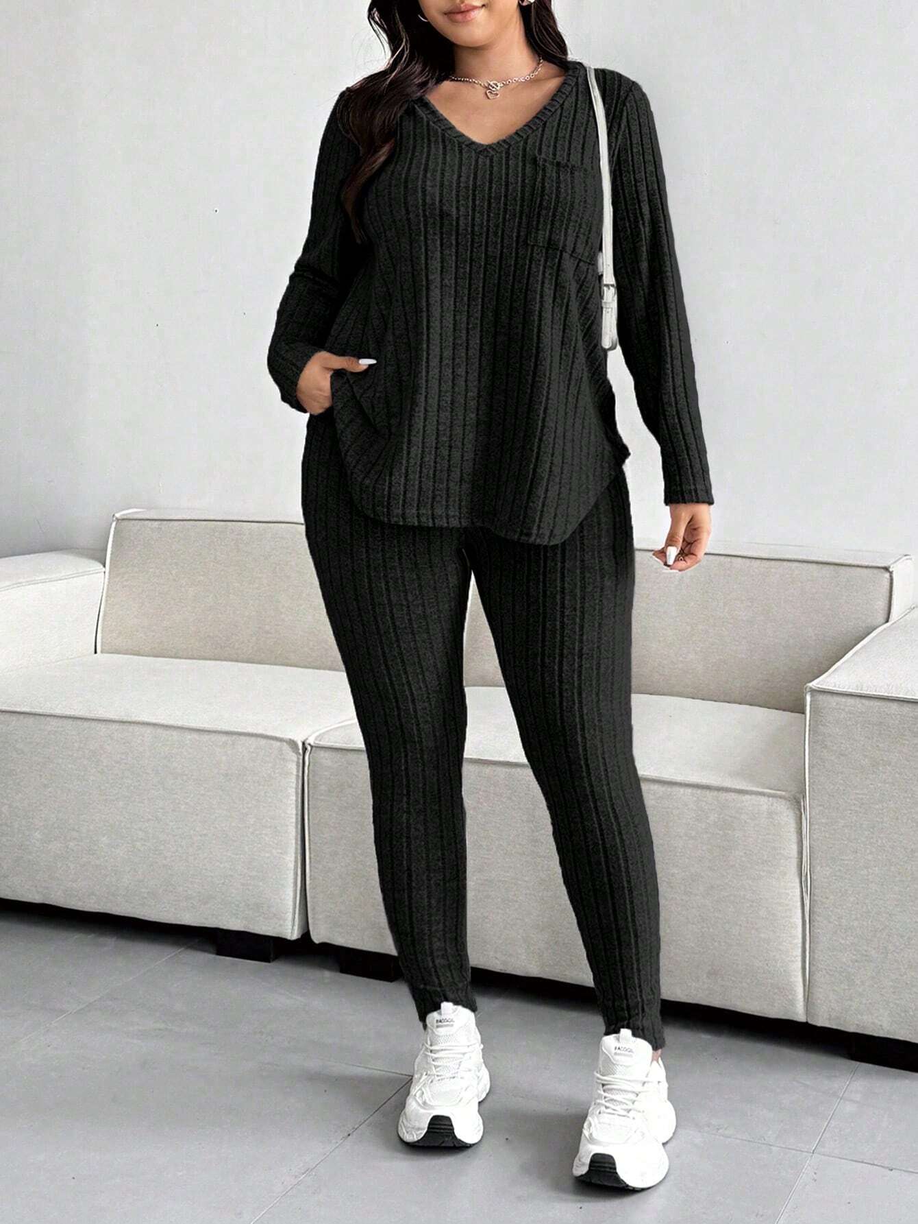 Conjunto Feminino de Blusa com Decote em V e Calça plus size Emilie.