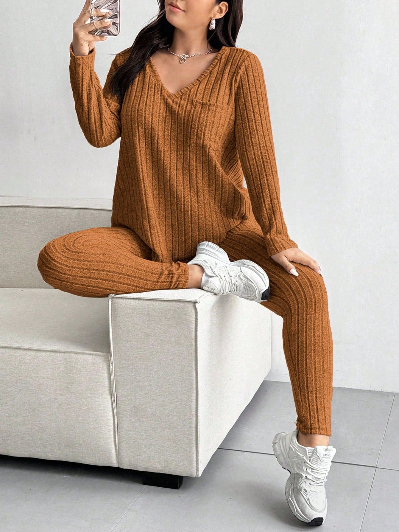 Conjunto Feminino de Blusa com Decote em V e Calça plus size Emilie.
