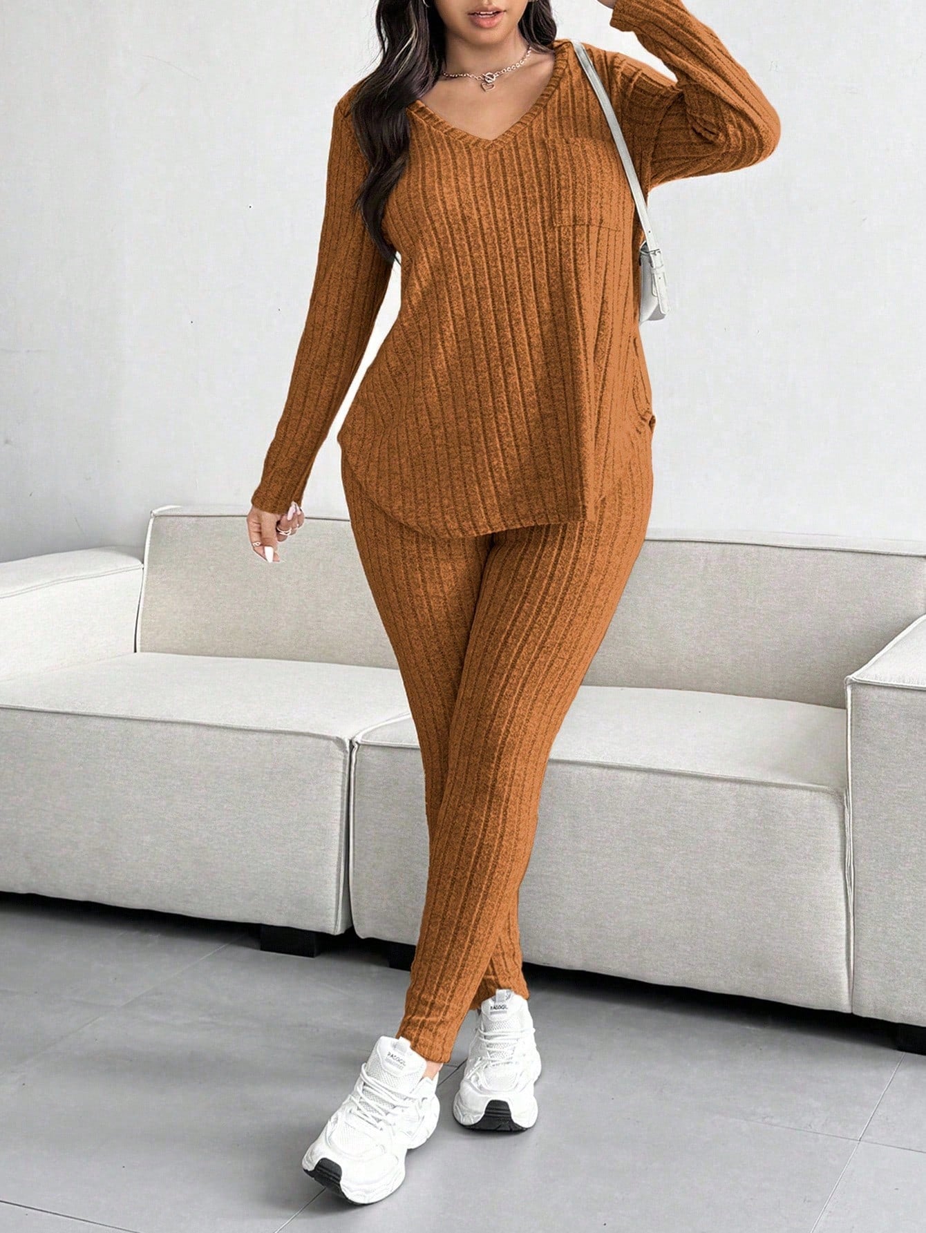Conjunto Feminino de Blusa com Decote em V e Calça plus size Emilie.