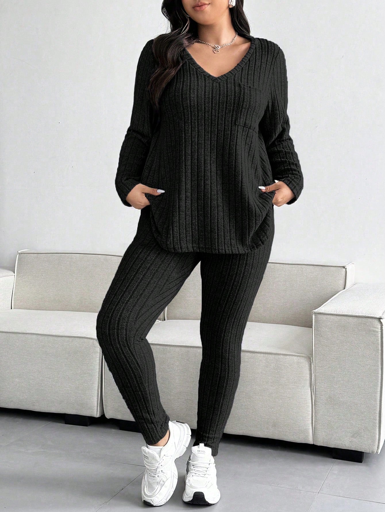Conjunto Feminino de Blusa com Decote em V e Calça plus size Emilie.