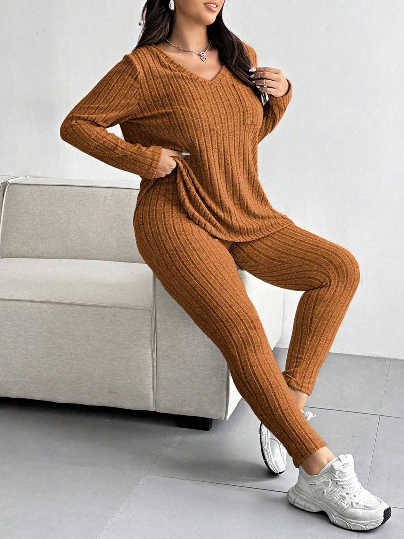 Conjunto Feminino de Blusa com Decote em V e Calça plus size Emilie.