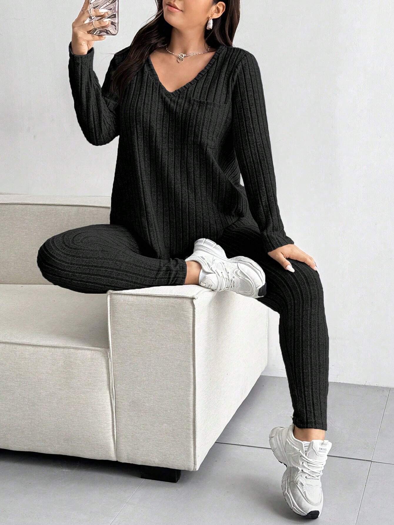 Conjunto Feminino de Blusa com Decote em V e Calça plus size Emilie.