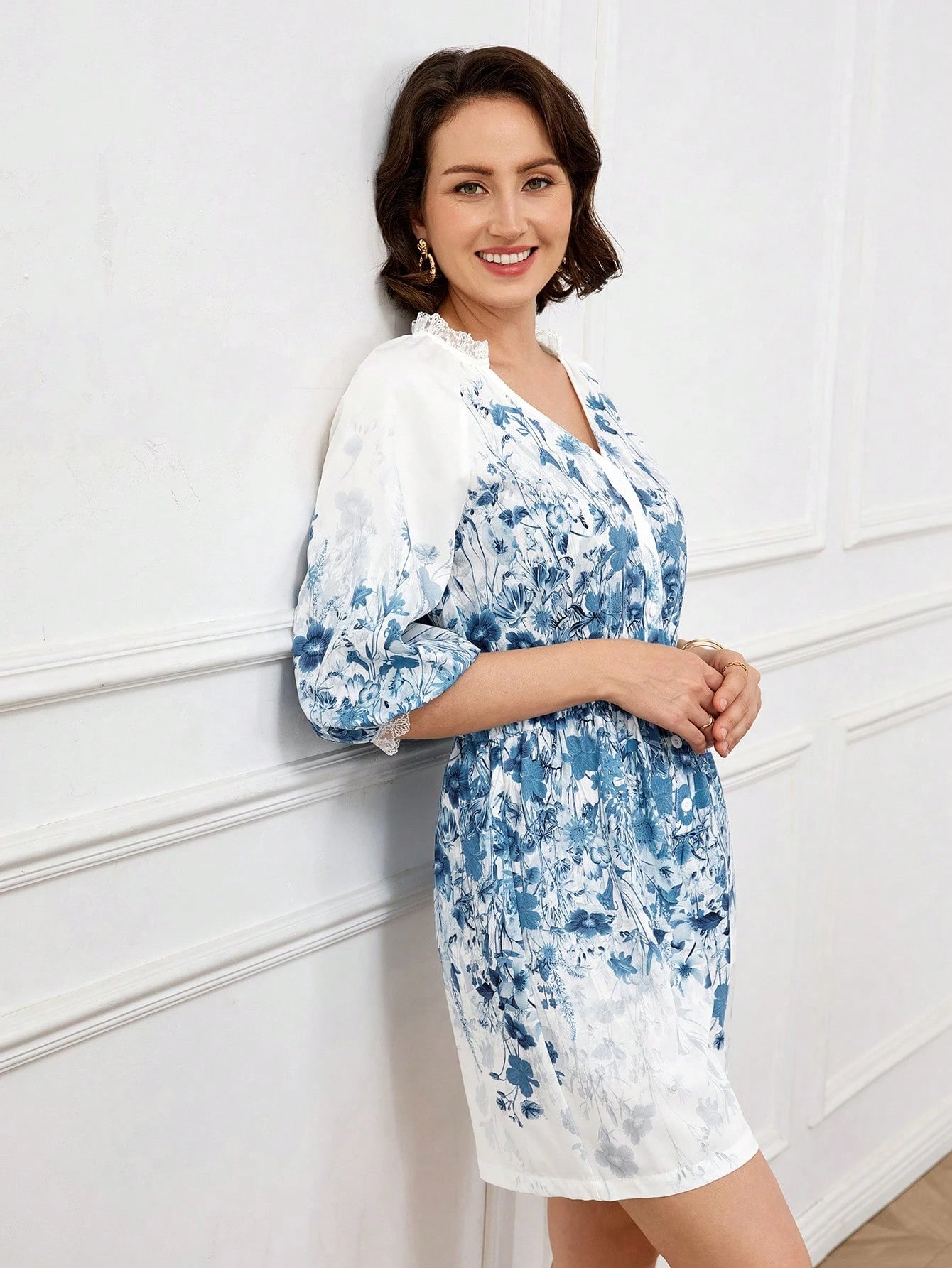 Macaquinho com estampa floral e Decote em V - Suely