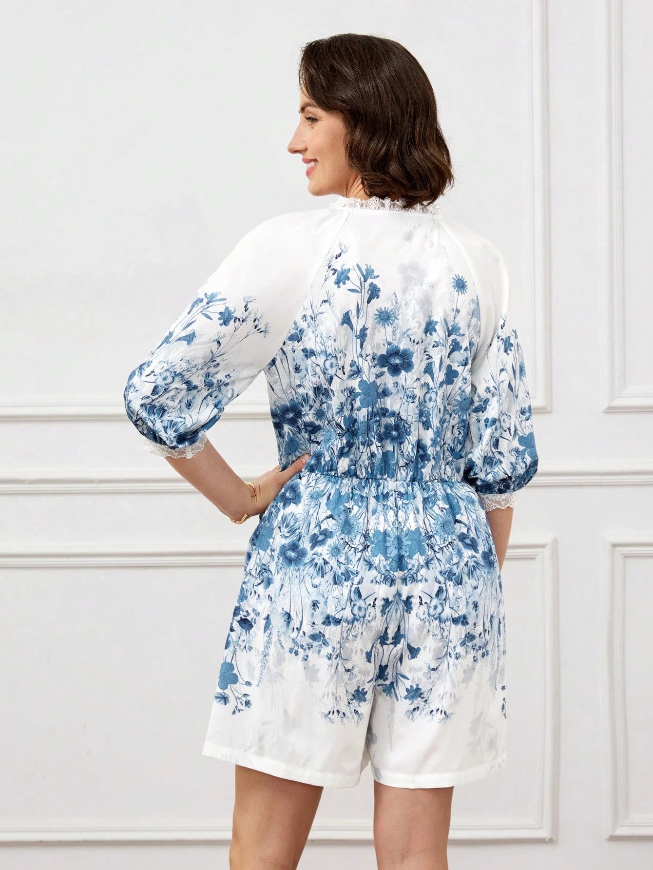 Macaquinho com estampa floral e Decote em V - Suely