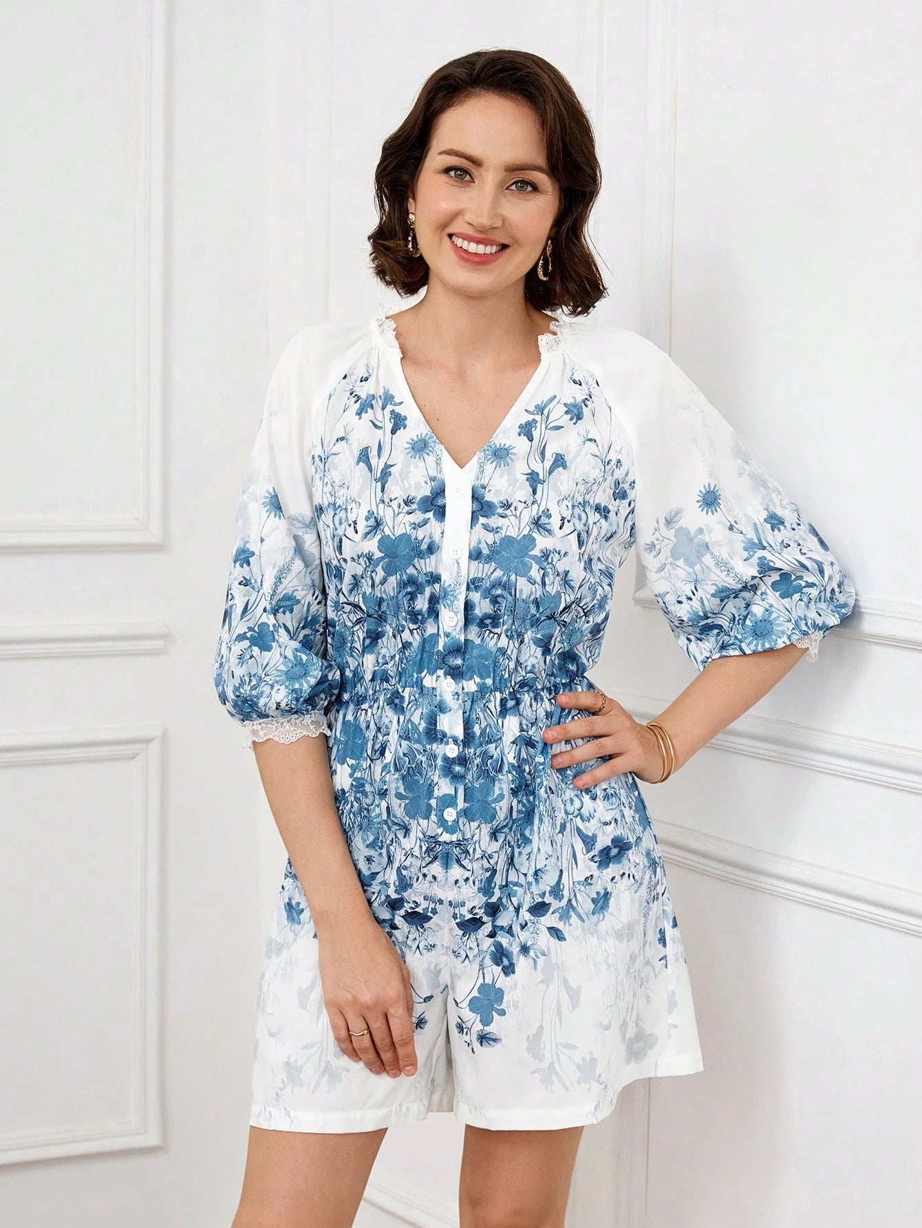 Macaquinho com estampa floral e Decote em V - Suely