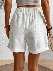 Bermuda feminina branca de algodão com detalhes bordados Hally