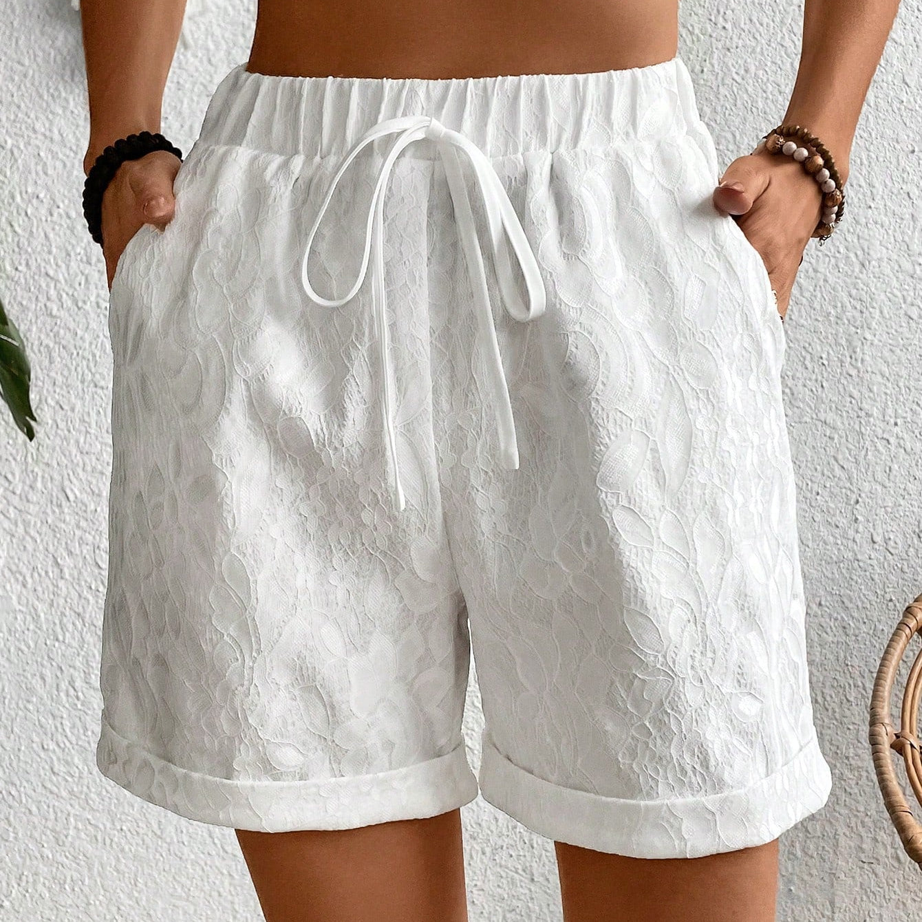 Bermuda feminina branca de algodão com detalhes bordados Hally