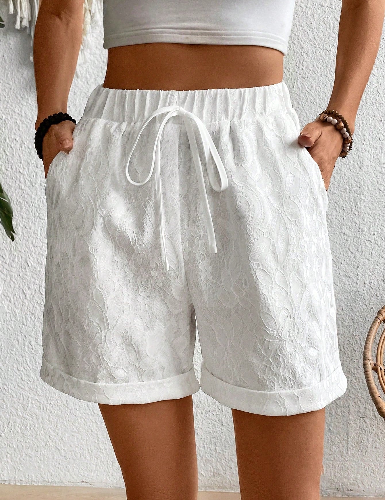 Bermuda feminina branca de algodão com detalhes bordados Hally