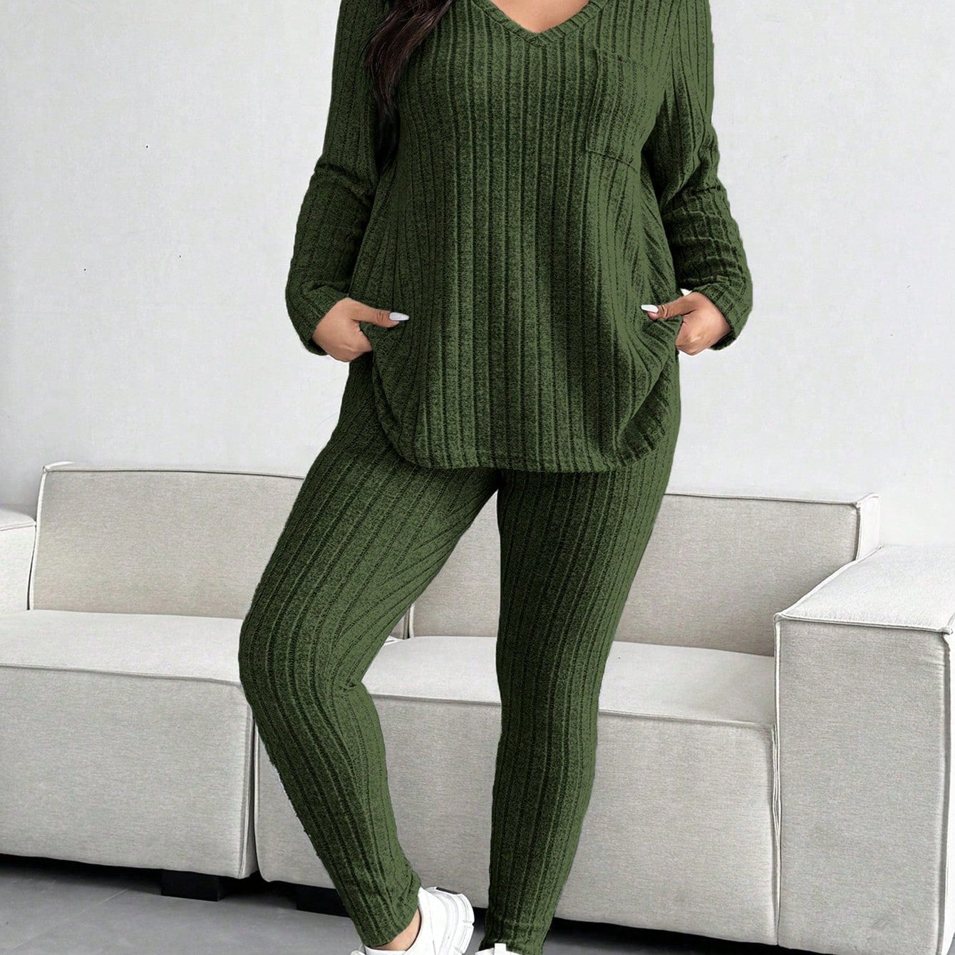 Conjunto Feminino de Blusa com Decote em V e Calça plus size Emilie.