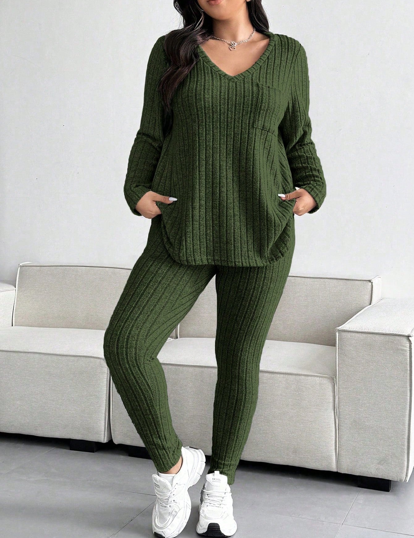 Conjunto Feminino de Blusa com Decote em V e Calça plus size Emilie.