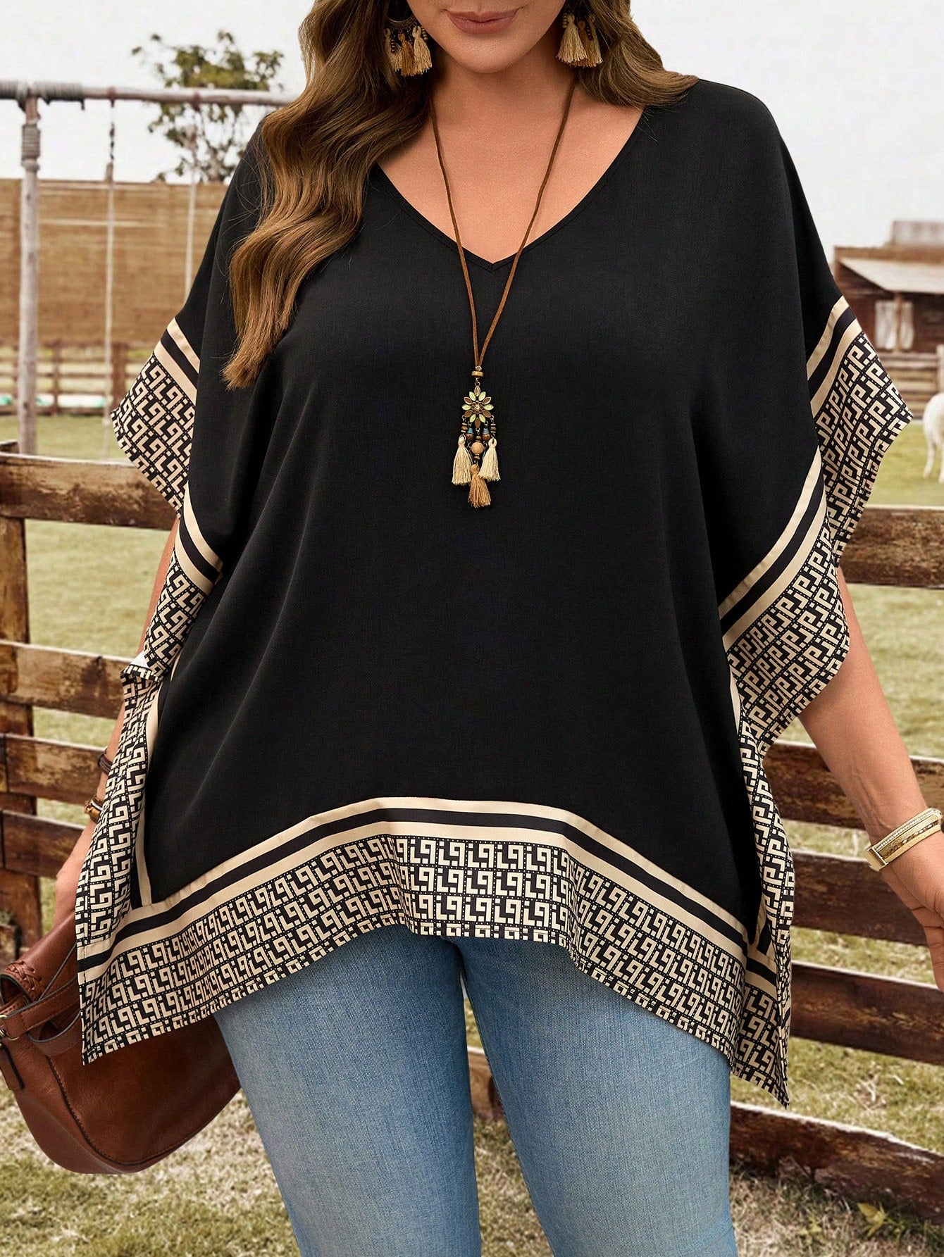 Blusa feminina com detalhes em renda plus size Sabrina