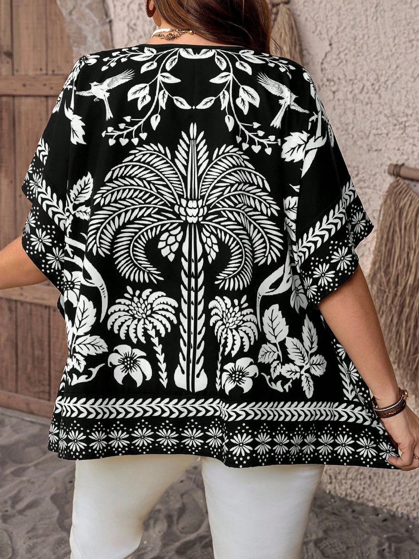 Blusa feminina com detalhes em renda plus size Sabrina