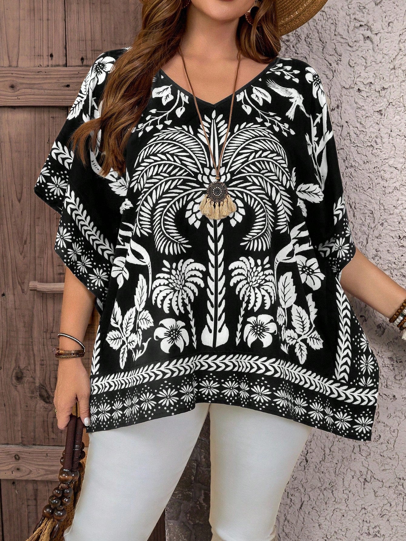 Blusa feminina com detalhes em renda plus size Sabrina