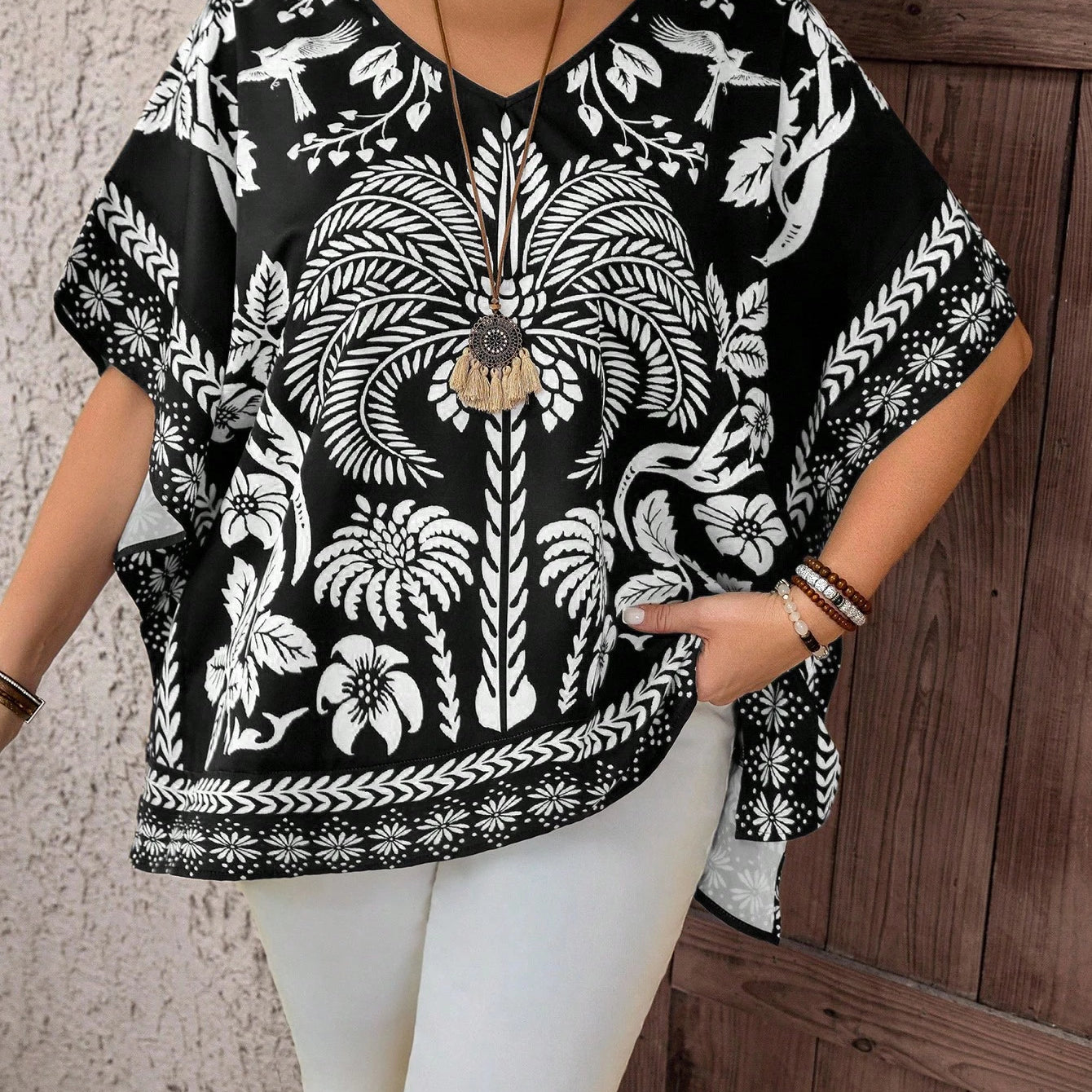 Blusa feminina com detalhes em renda plus size Sabrina