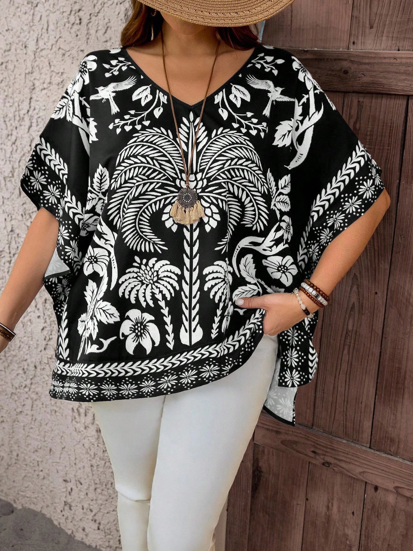 Blusa feminina com detalhes em renda plus size Sabrina