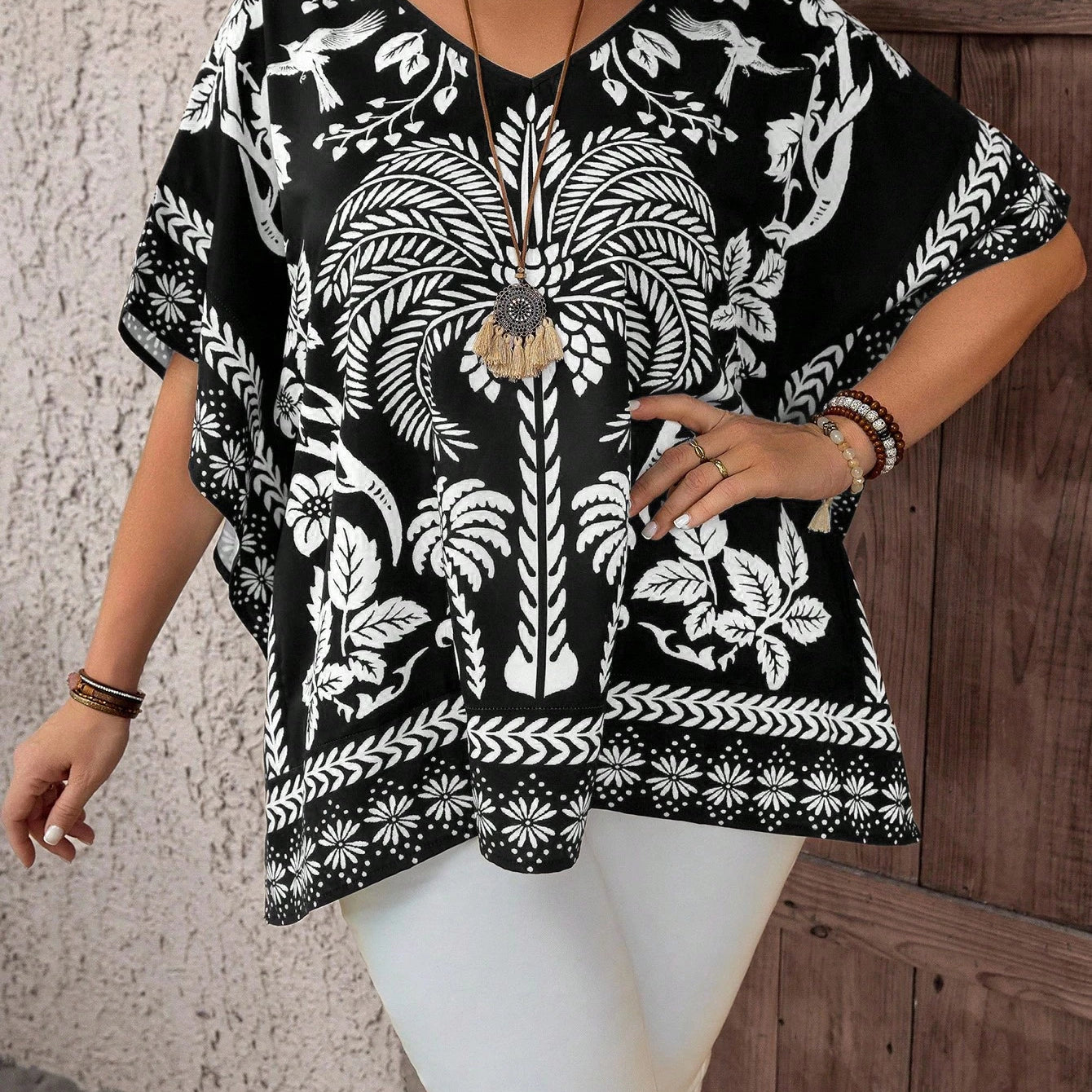 Blusa_feminina_com_detalhes_em_renda_plus_size_Sabrina_17.webp
