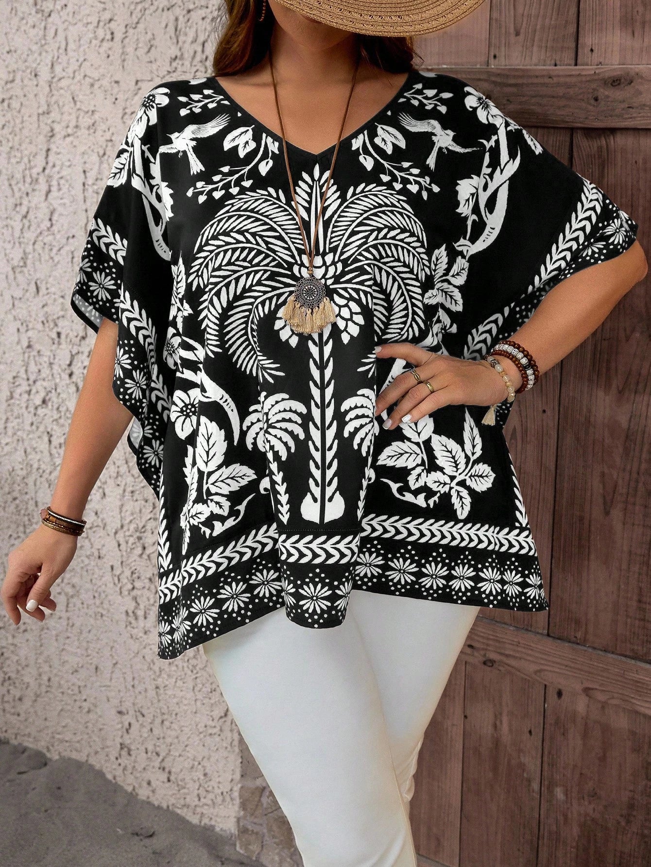 Blusa feminina com detalhes em renda plus size Sabrina