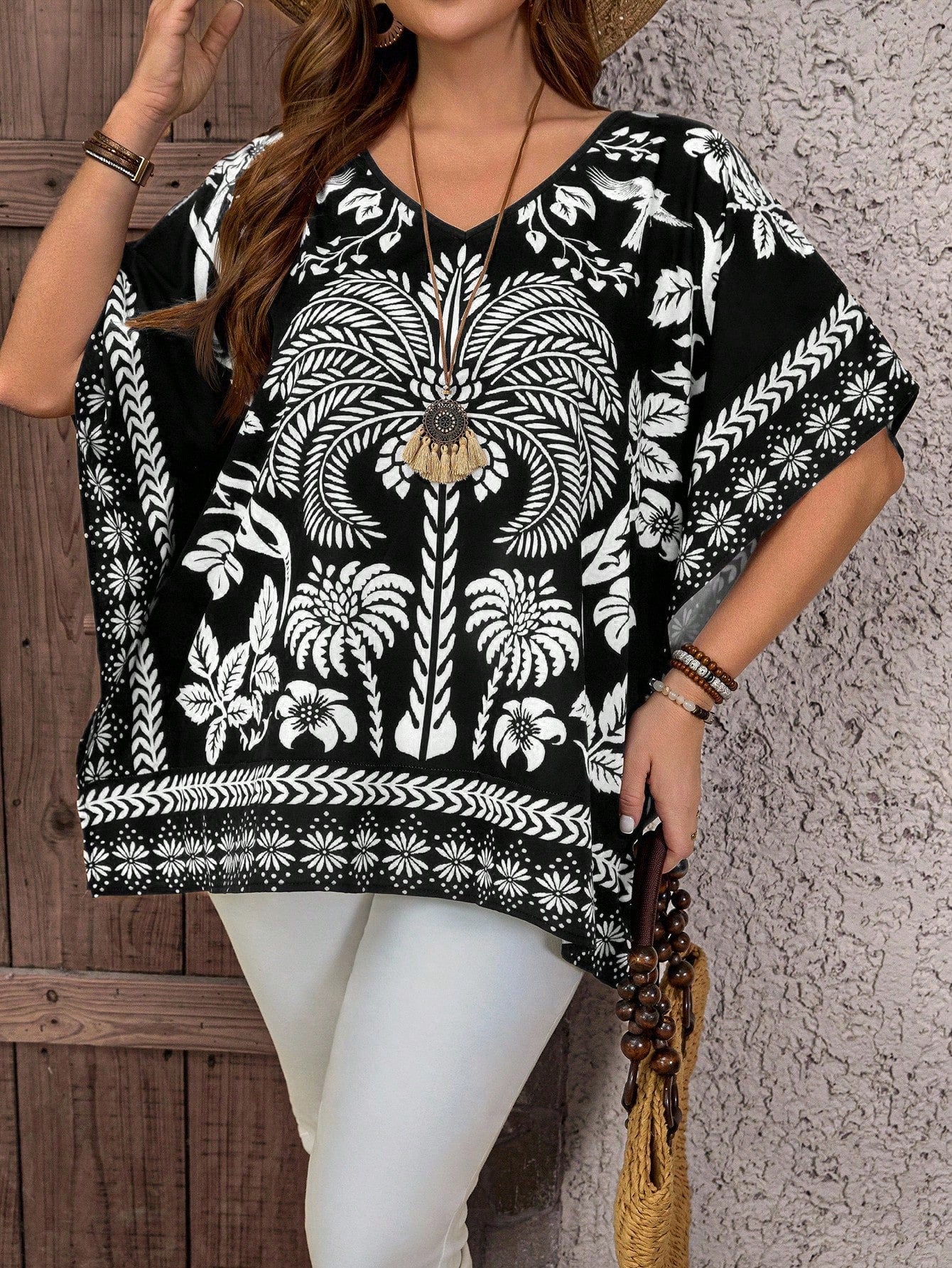 Blusa feminina com detalhes em renda plus size Sabrina