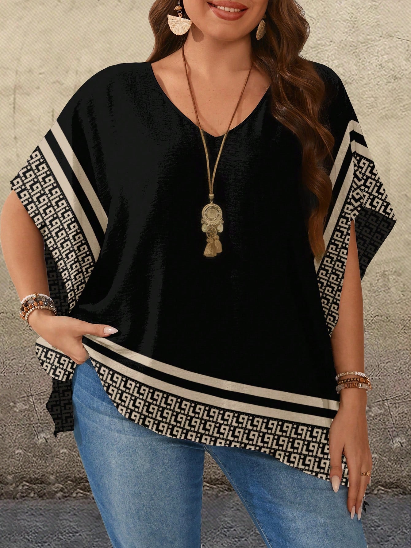 Blusa feminina com detalhes em renda plus size Sabrina