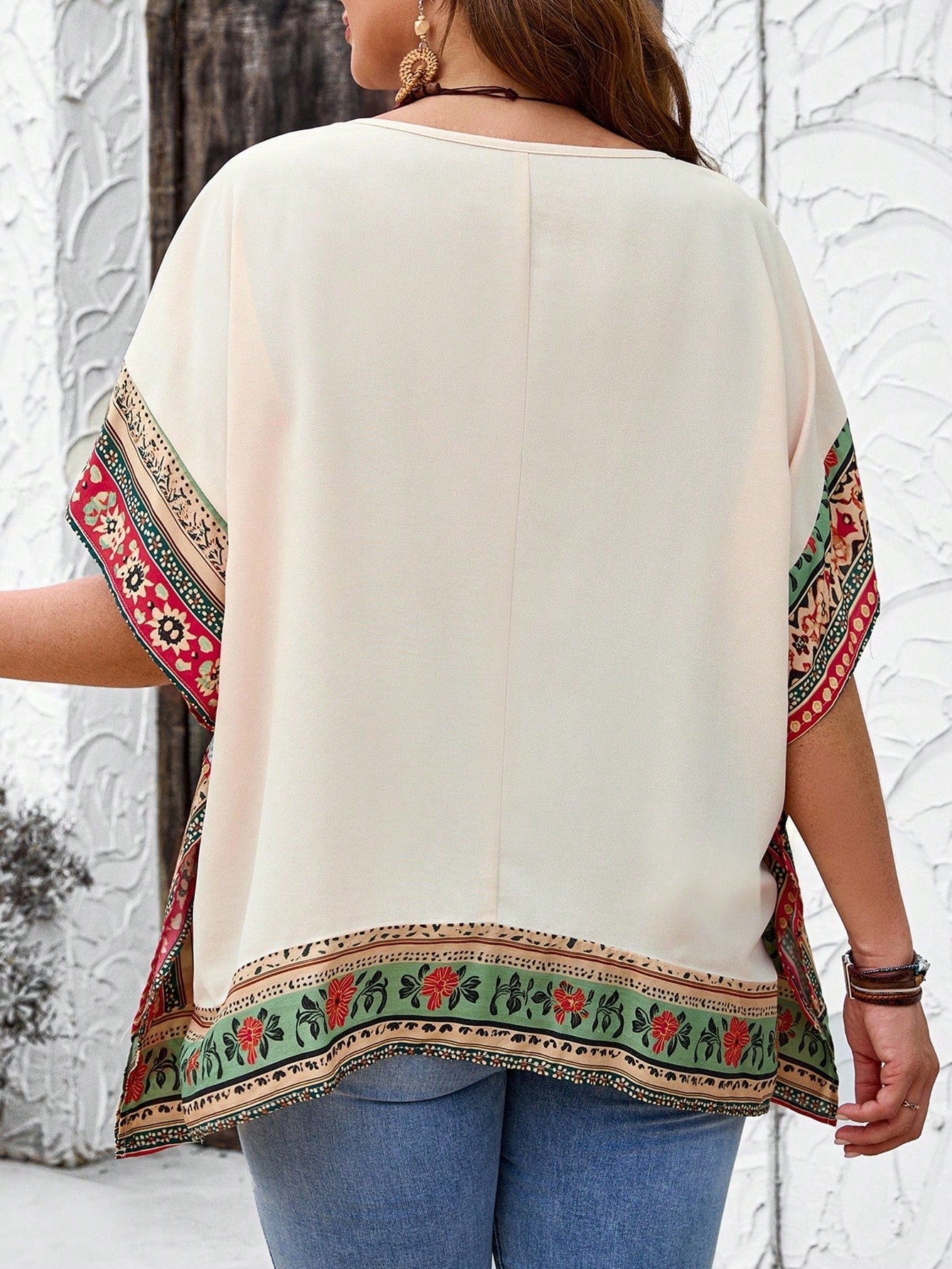 Blusa feminina com detalhes em renda plus size Sabrina