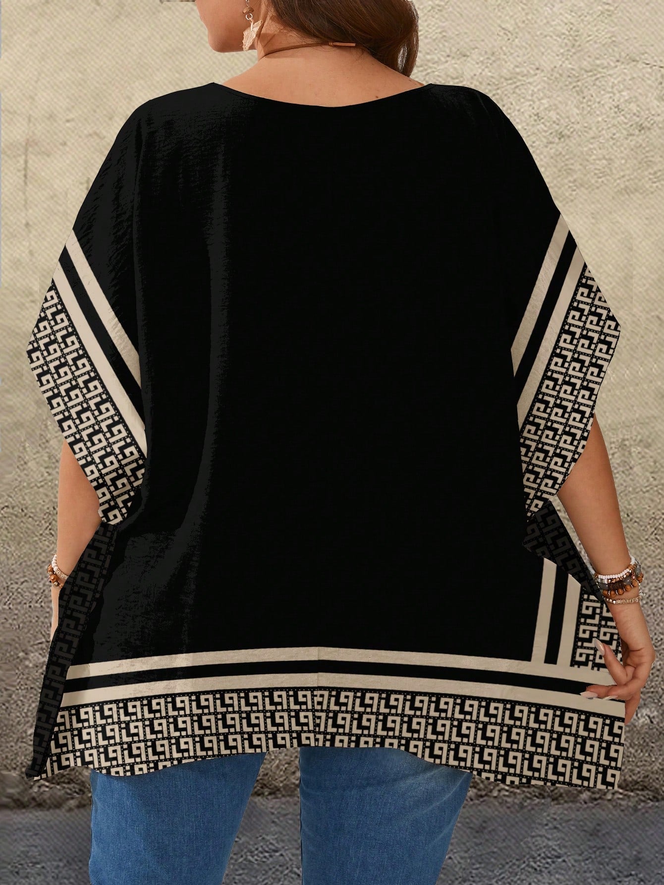 Blusa feminina com detalhes em renda plus size Sabrina
