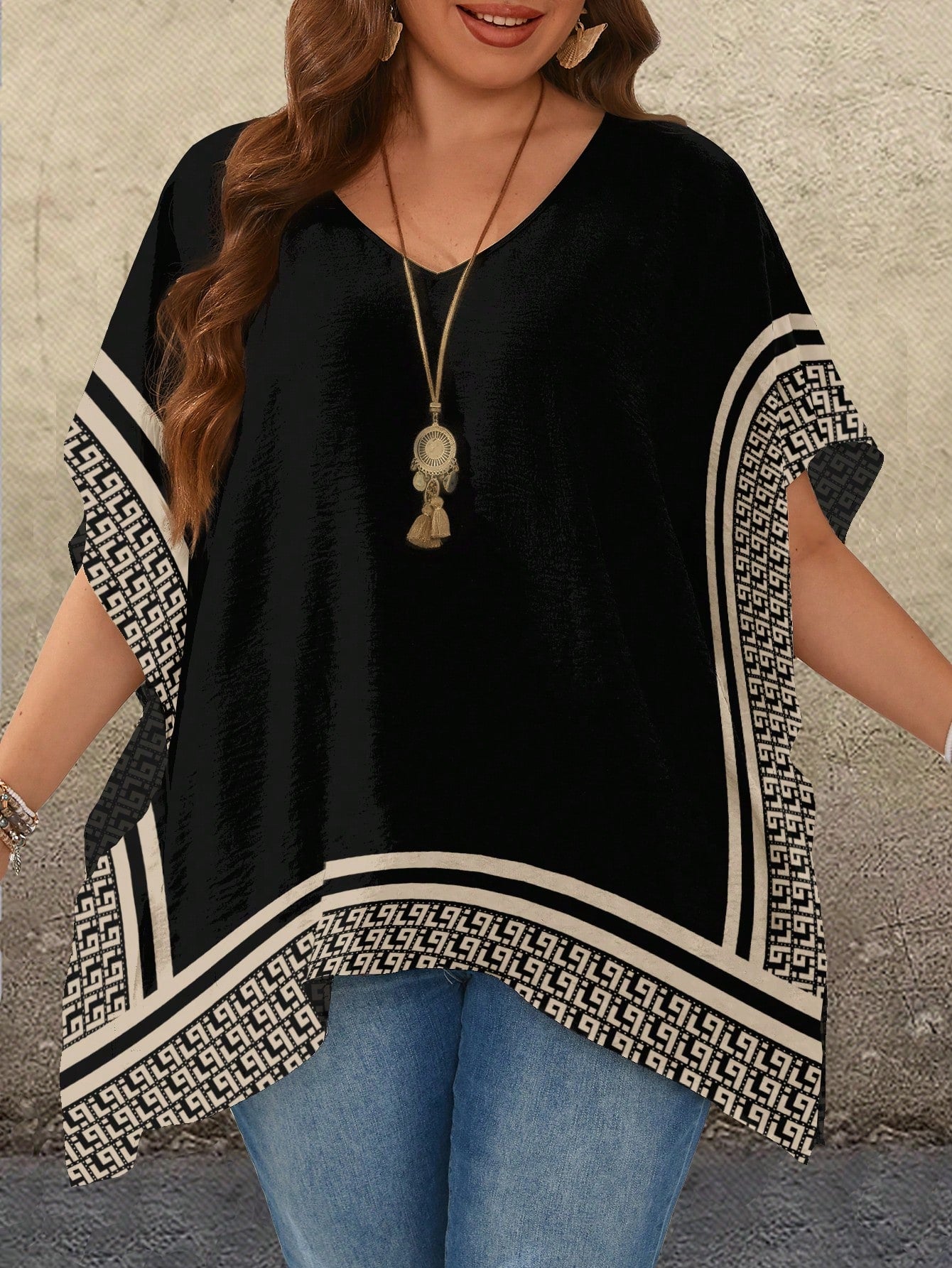 Blusa feminina com detalhes em renda plus size Sabrina