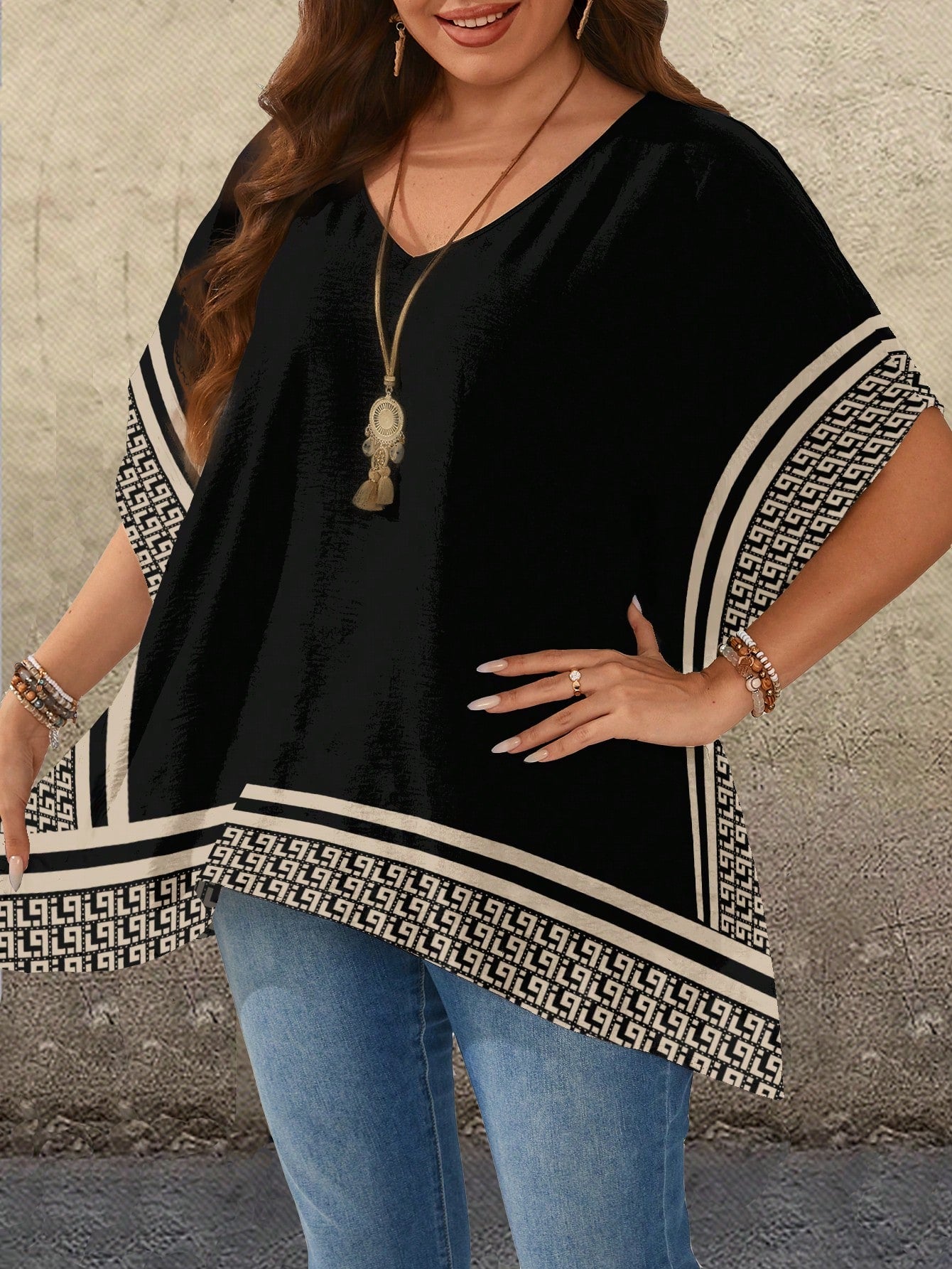 Blusa feminina com detalhes em renda plus size Sabrina