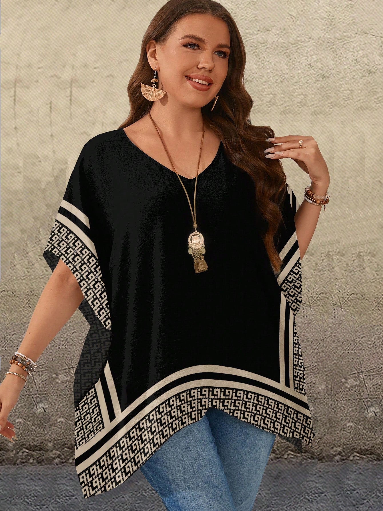 Blusa feminina com detalhes em renda plus size Sabrina