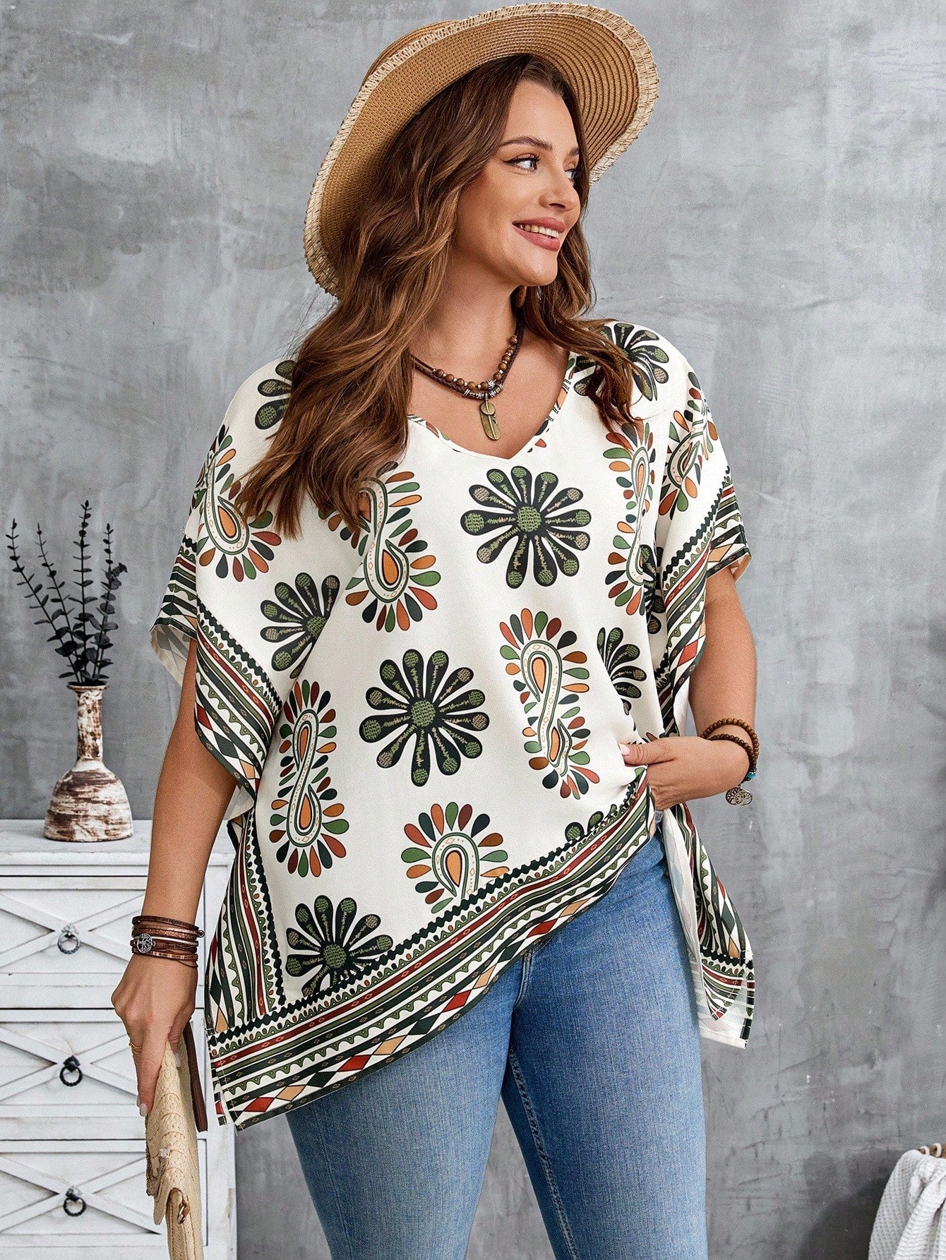 Blusa feminina com detalhes em renda plus size Sabrina
