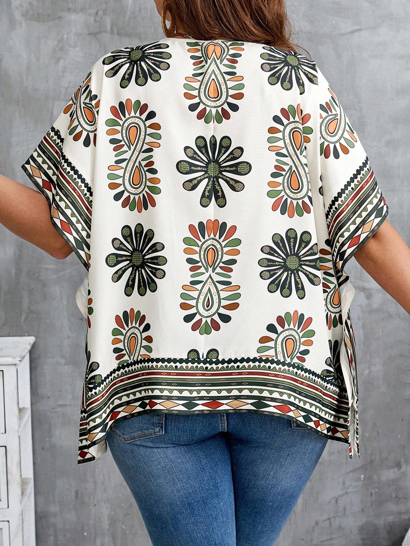 Blusa feminina com detalhes em renda plus size Sabrina