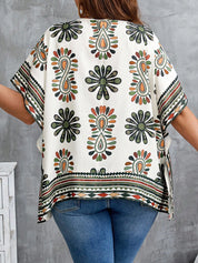 Blusa feminina com detalhes em renda plus size Sabrina