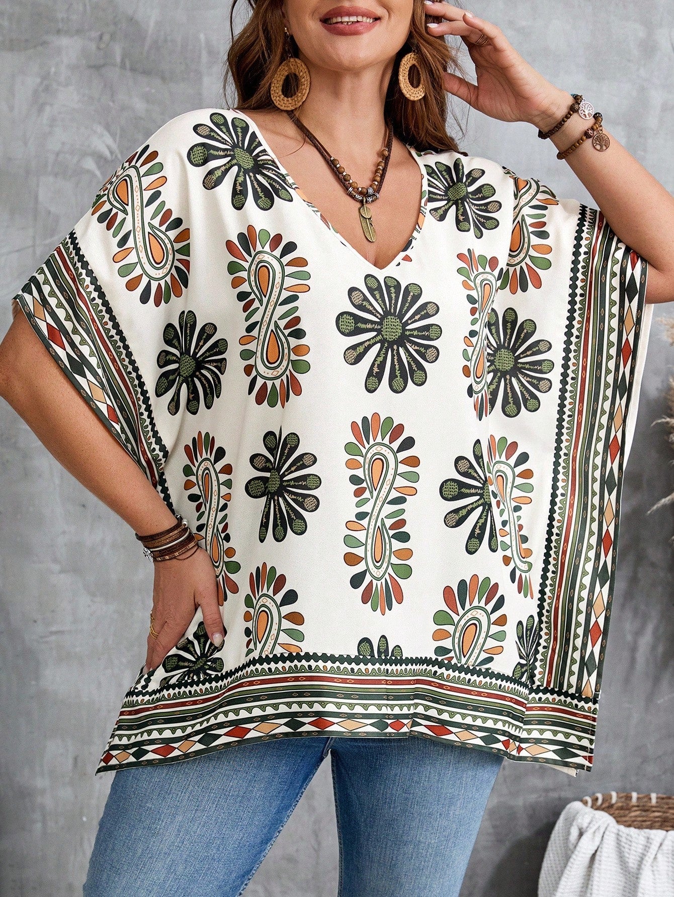 Blusa feminina com detalhes em renda plus size Sabrina