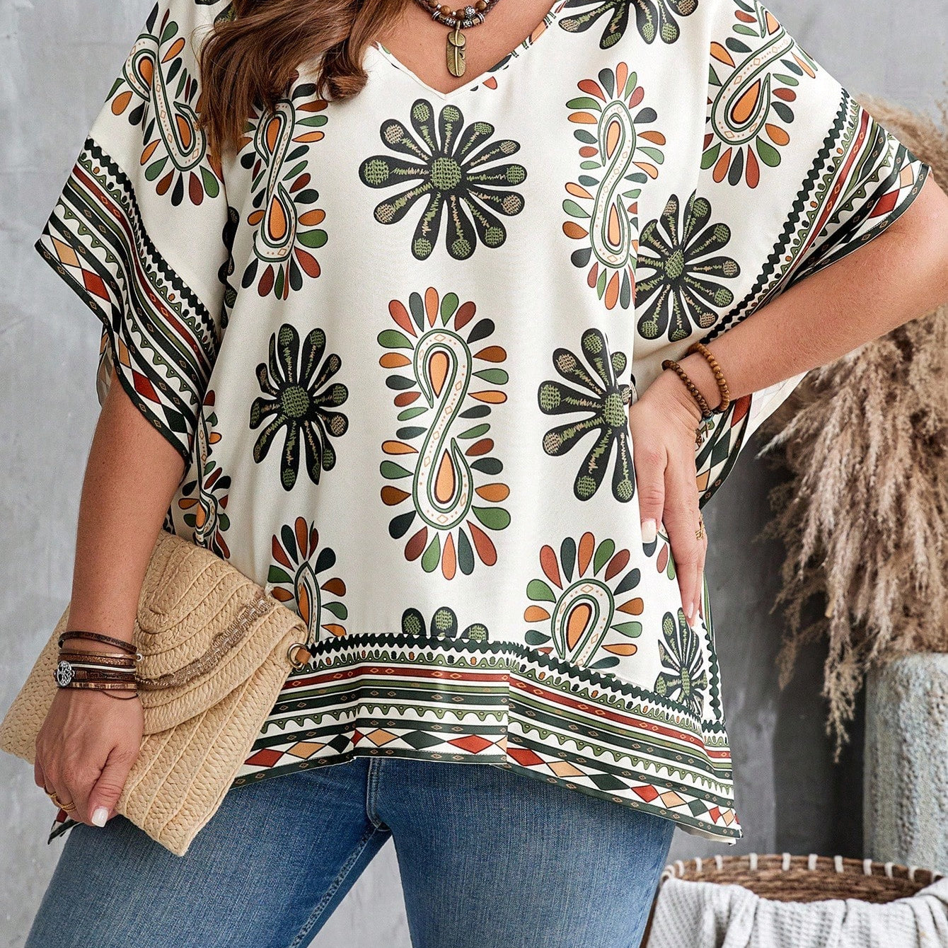 Blusa feminina com detalhes em renda plus size Sabrina