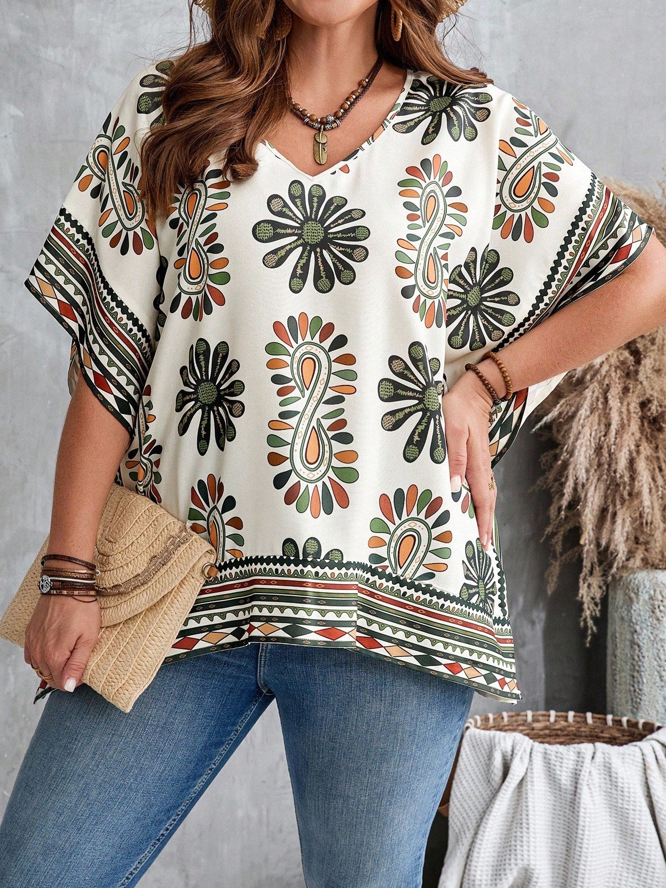 Blusa feminina com detalhes em renda plus size Sabrina