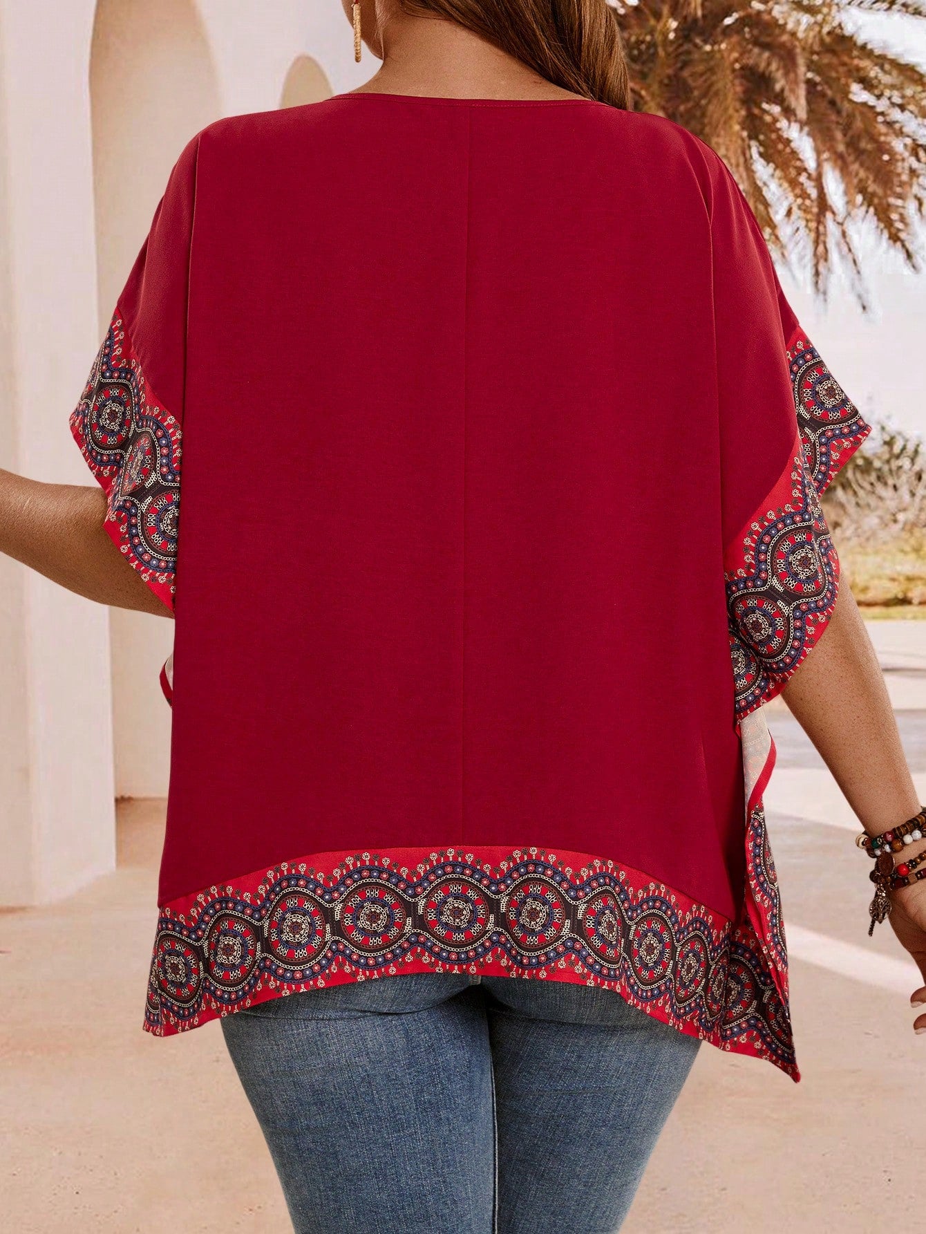 Blusa feminina com detalhes em renda plus size Sabrina