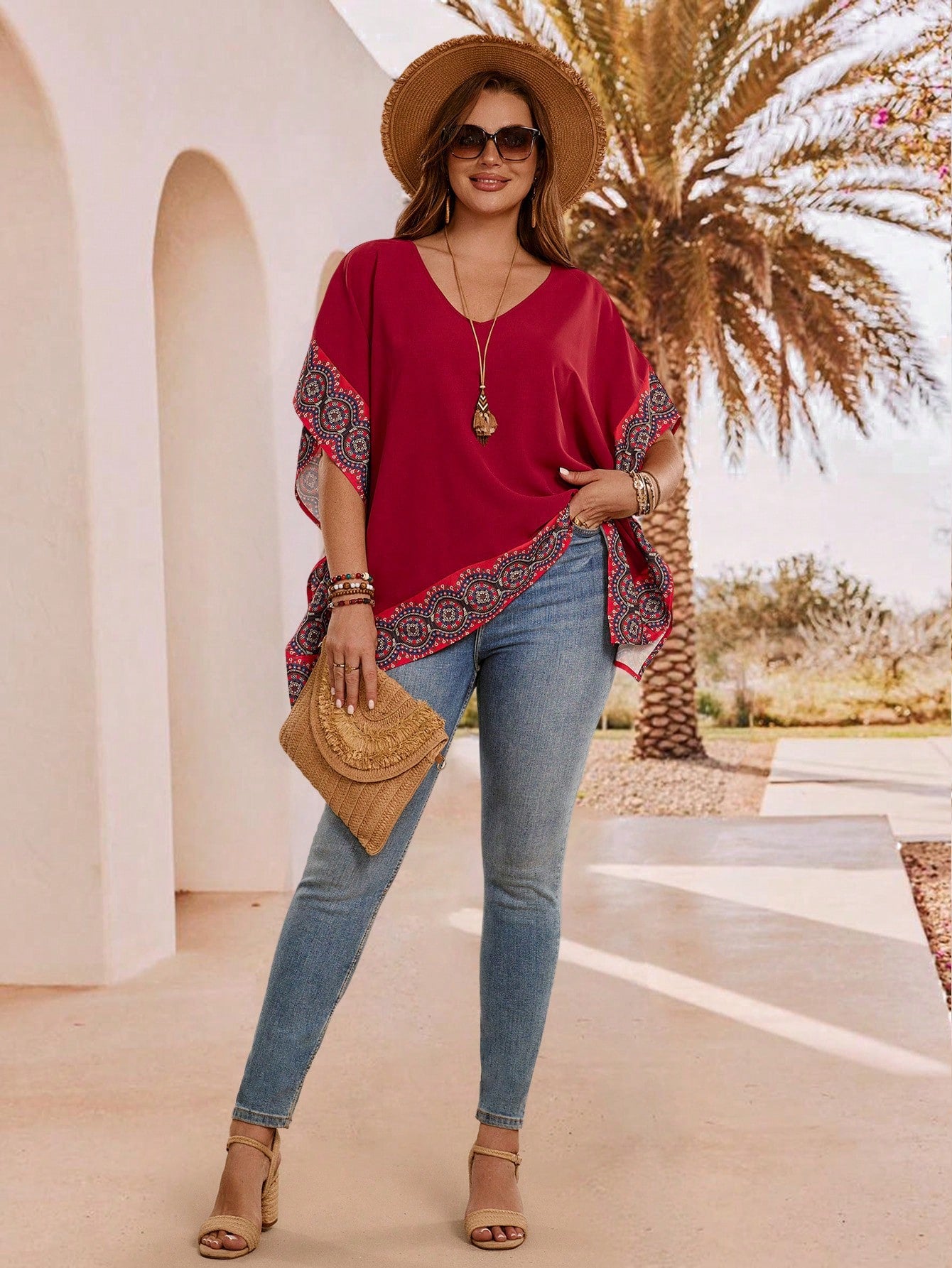 Blusa feminina com detalhes em renda plus size Sabrina