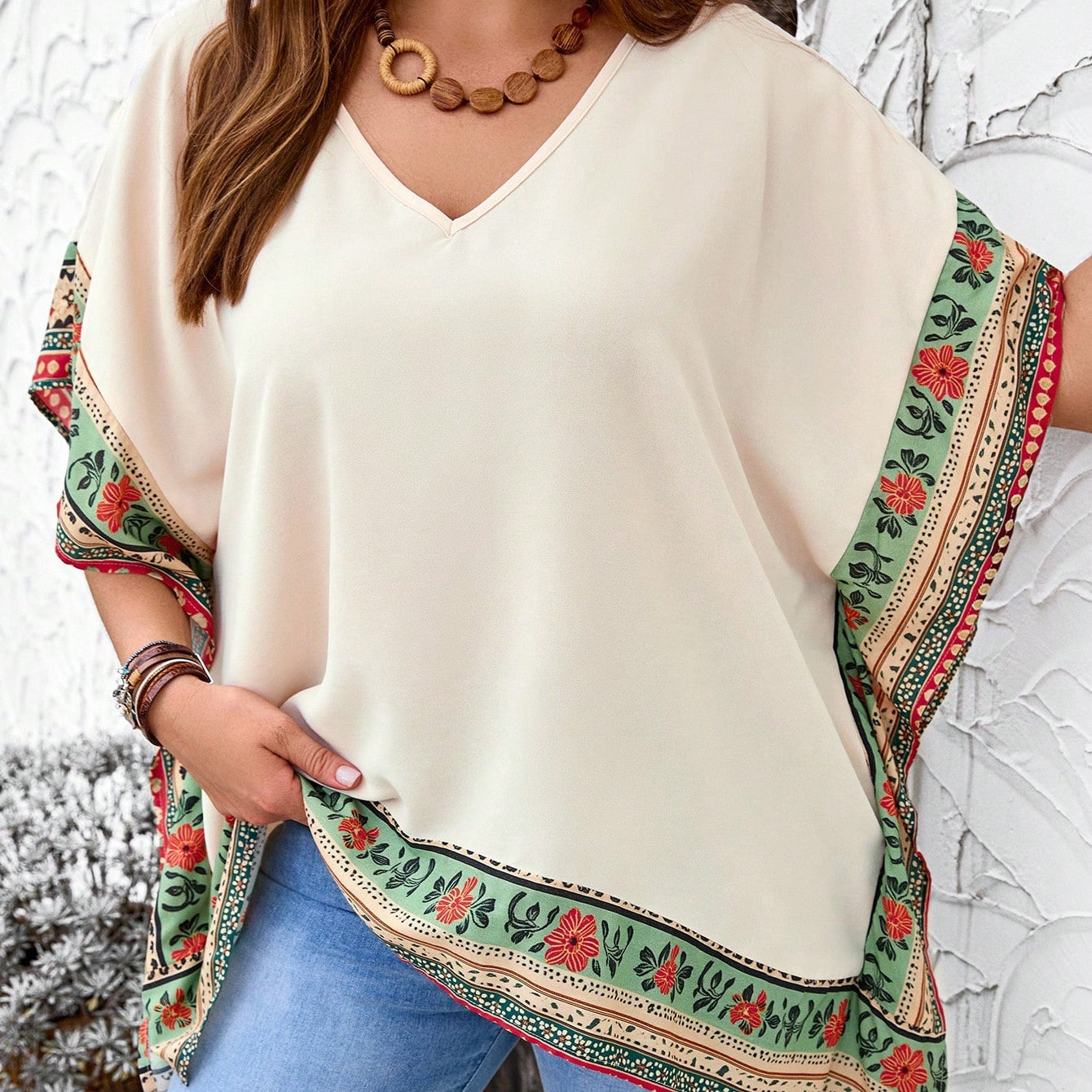 Blusa_feminina_com_detalhes_em_renda_plus_size_Sabrina_4.jpg