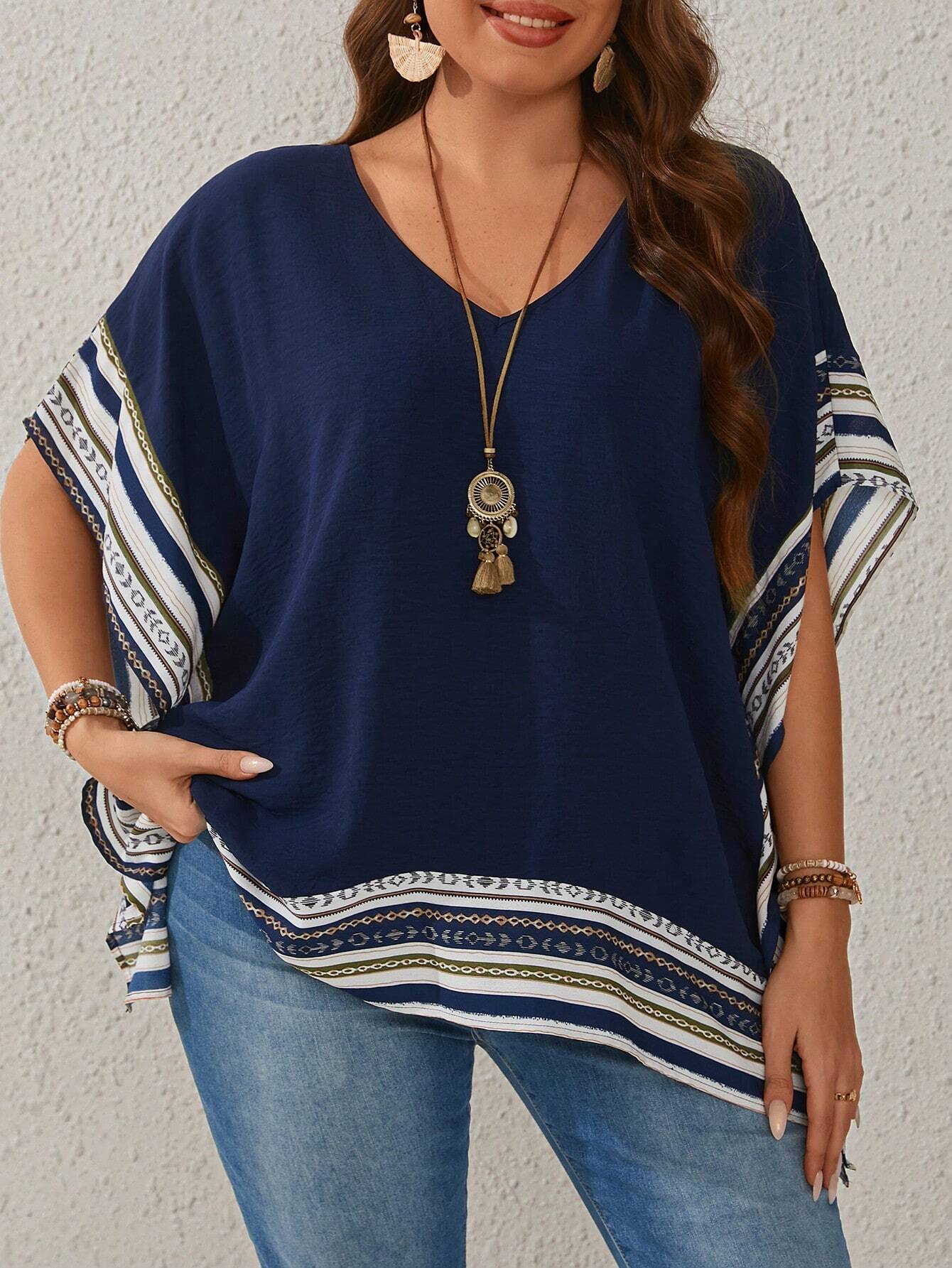 Blusa feminina com detalhes em renda plus size Sabrina