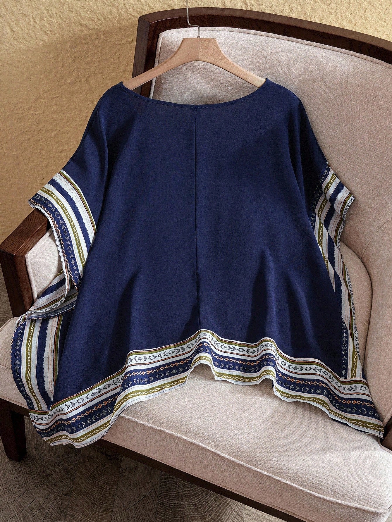 Blusa feminina com detalhes em renda plus size Sabrina