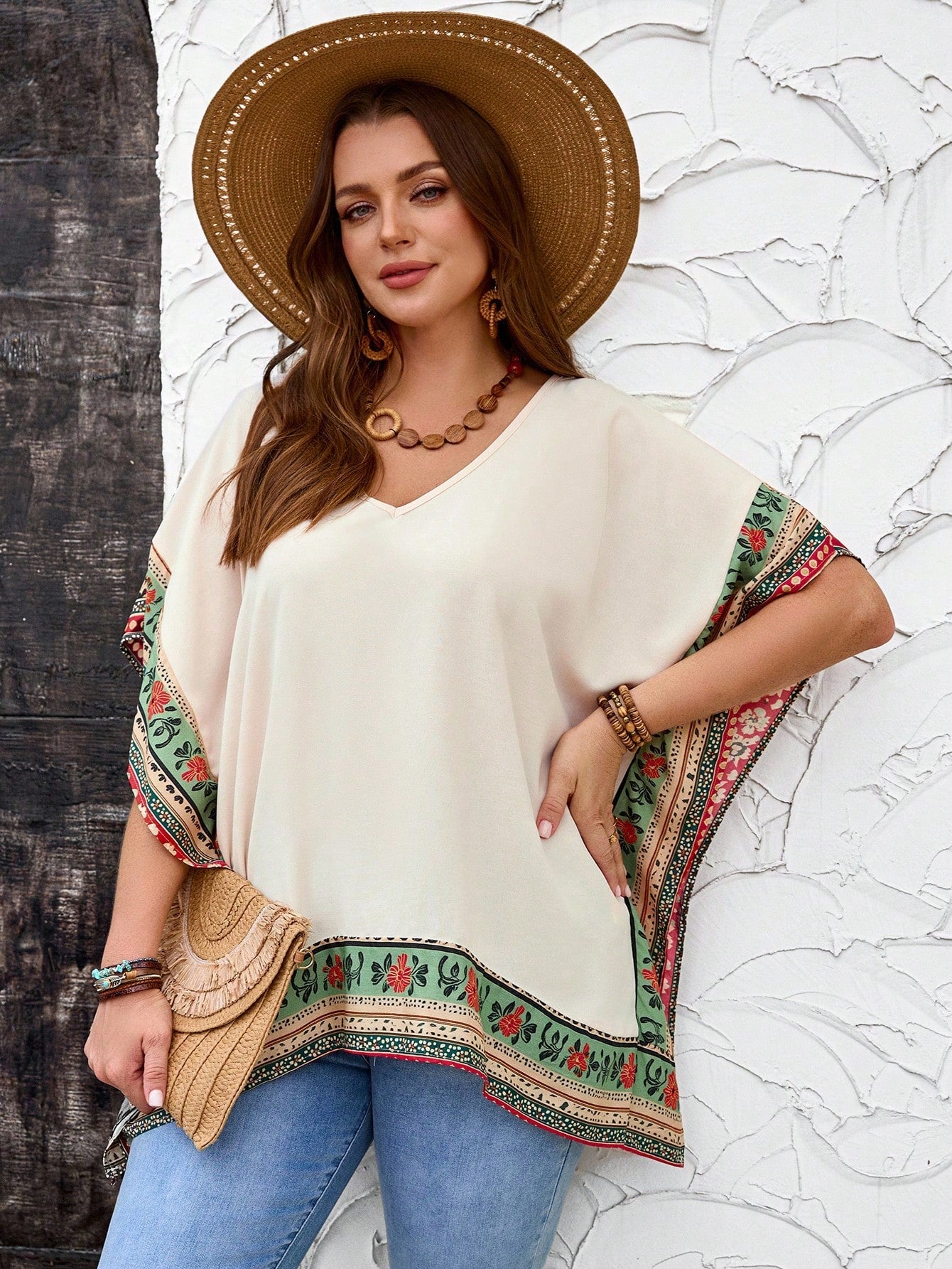 Blusa feminina com detalhes em renda plus size Sabrina
